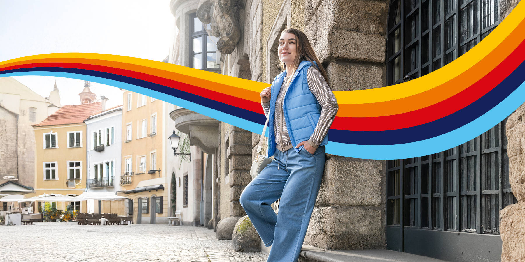 Ženska pozira v mestu