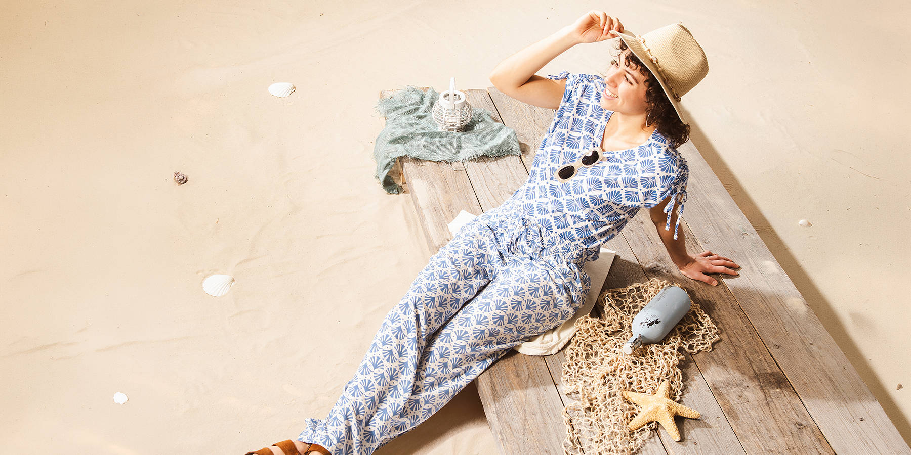 Ženska se nastavlja sončnim žarkom