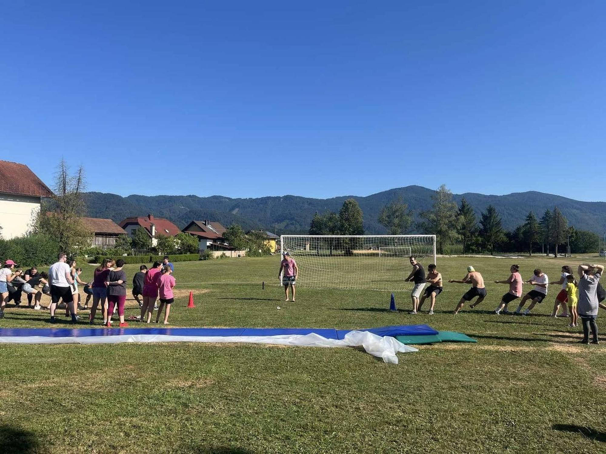 Otroci se igrajo na zelenem travniku.