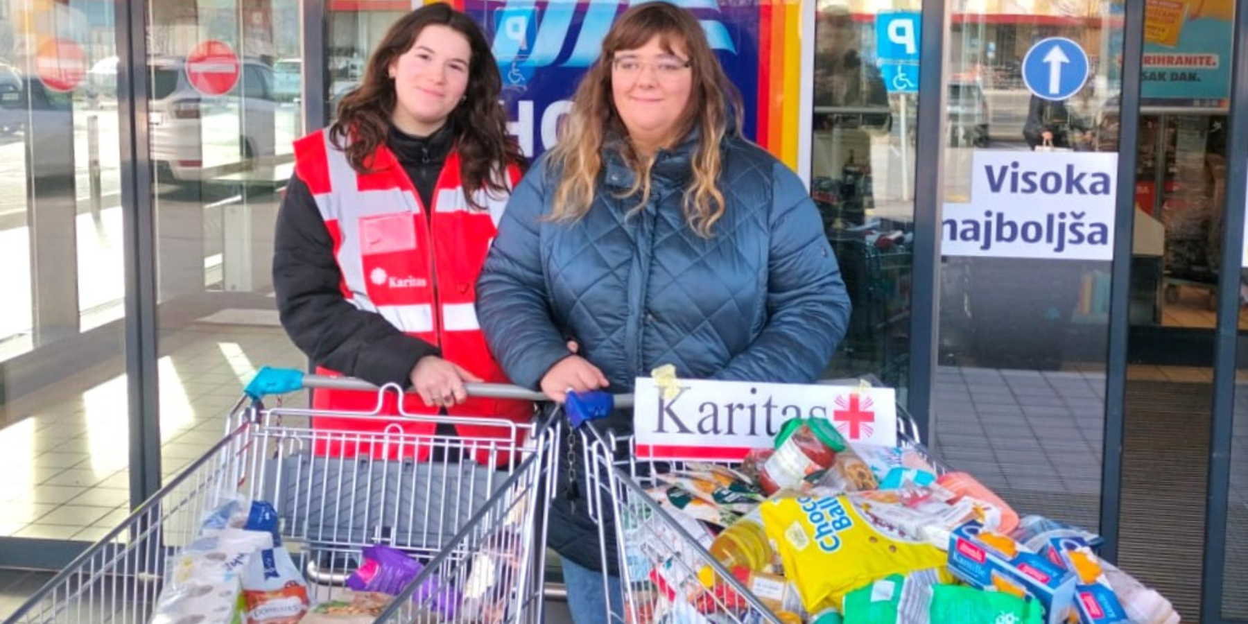 Prostovoljci z vozičkom polnim hrane