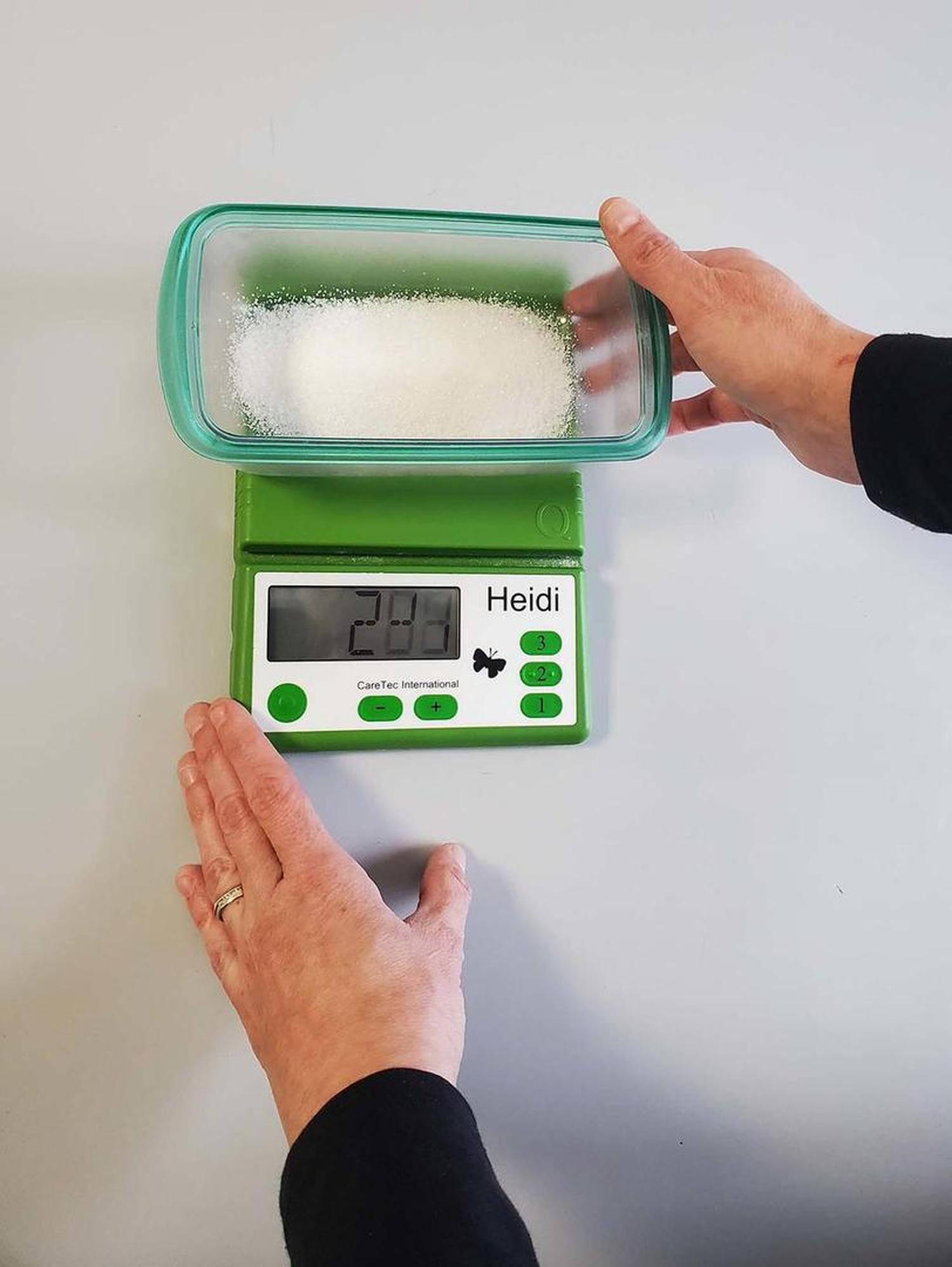 Govoreča tehtnica na steni