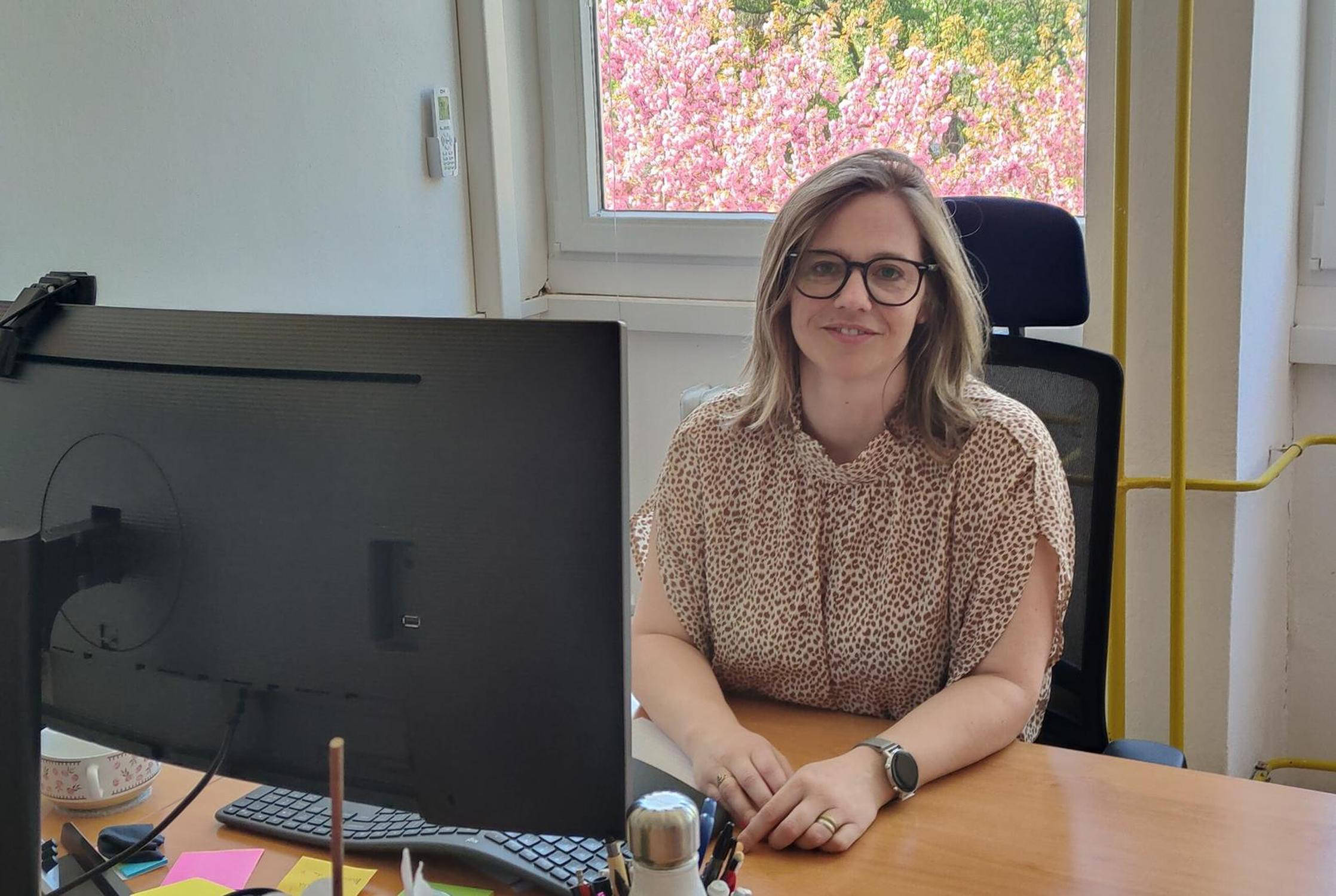 Romana Kolar, Center IRIS, za pisalno mizo
