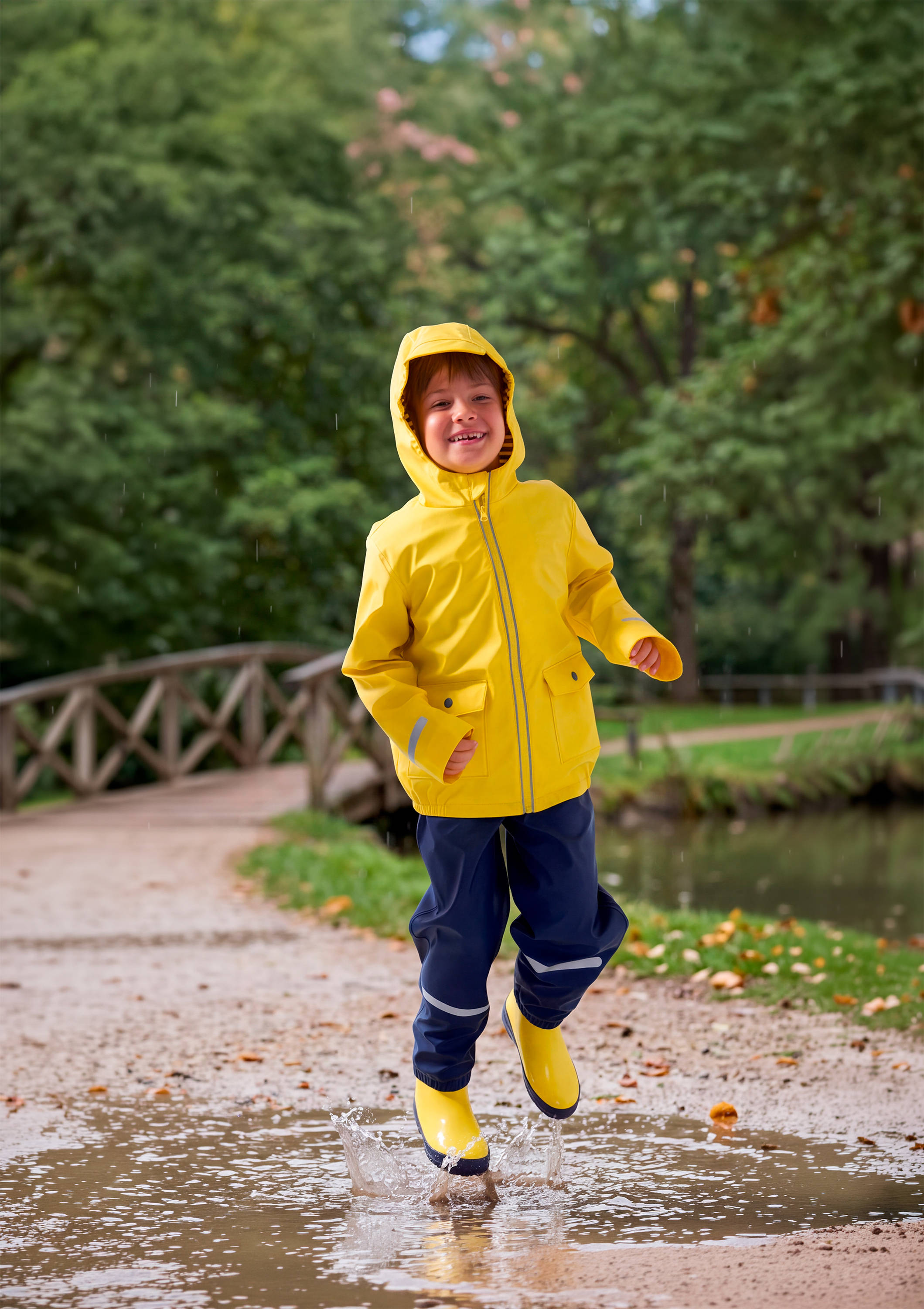 KI-generiert Regenbekleidung für Kinder mit gelber Jacke, Regenhose und Gummistiefeln im Freien.