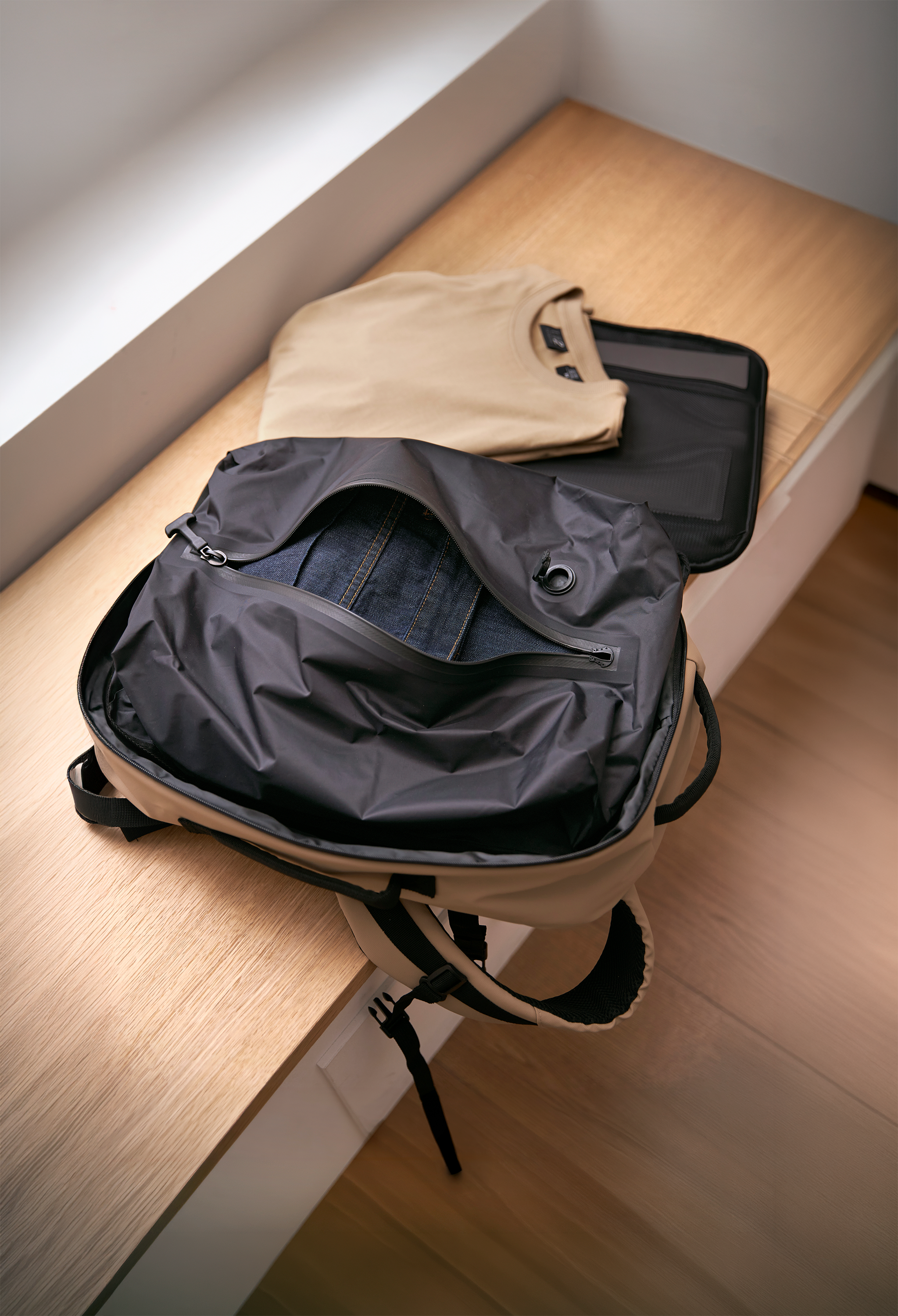 KI-generiert Rucksack mit einem Pullover.