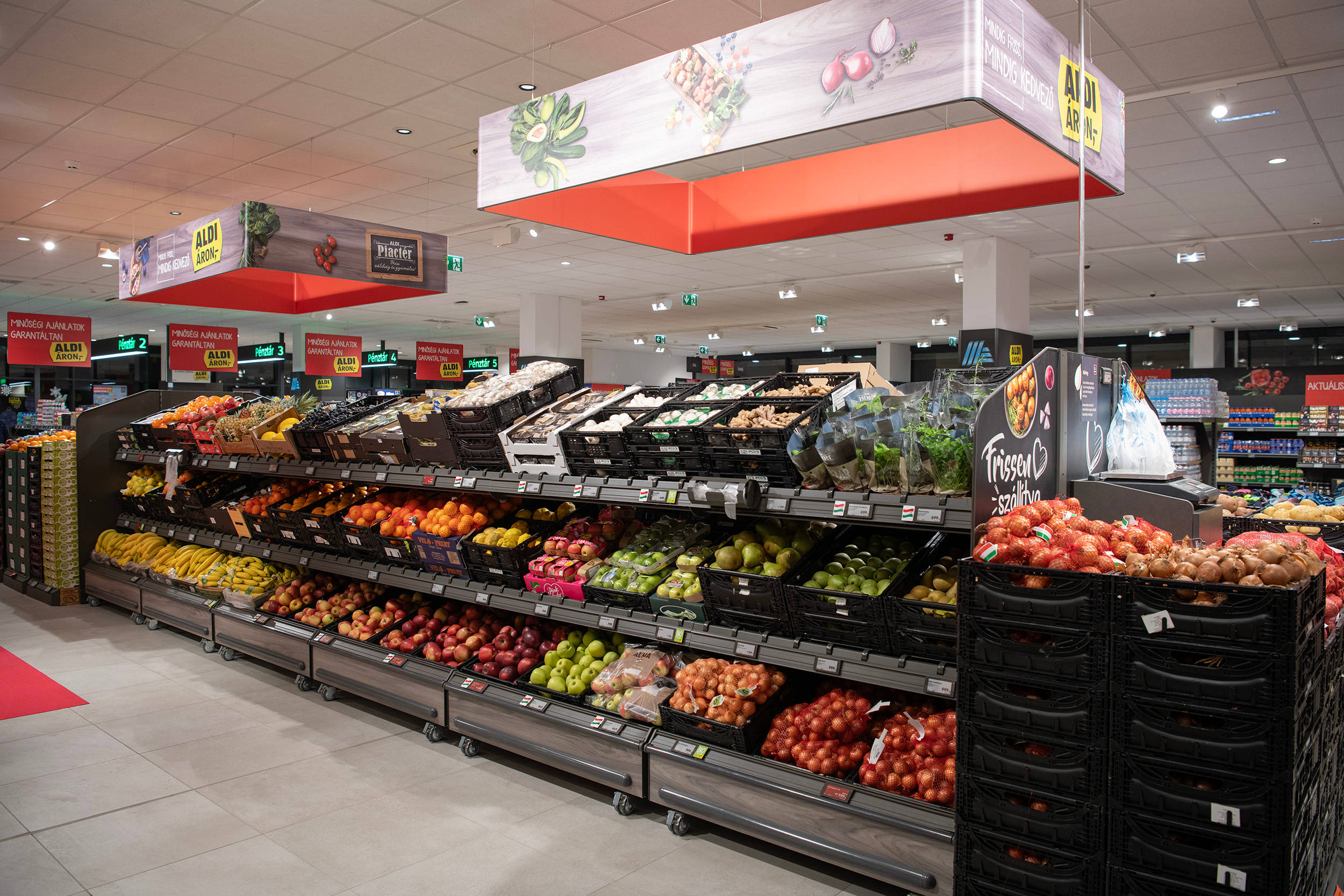 ALDI piactér regionális gyümölcsökkel és zöldségekkel.