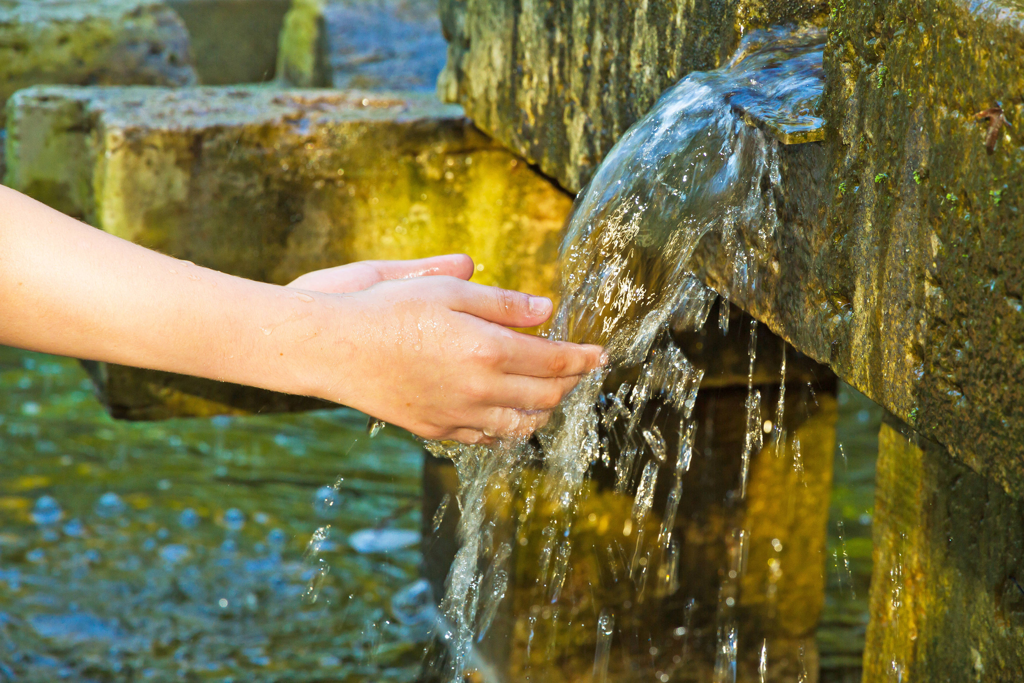 Hand kühlt sich bei Wasserstrahl
