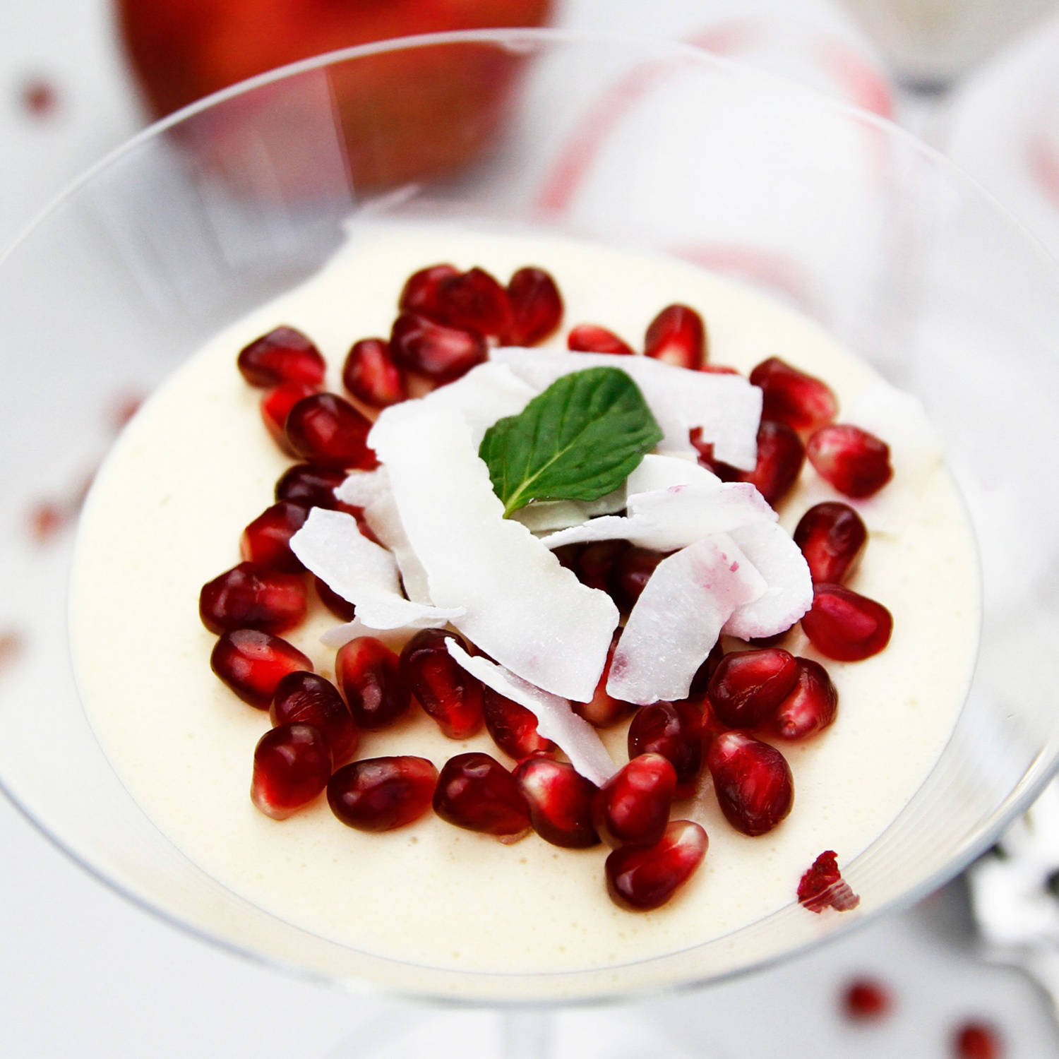 Kokosmousse mit Granatapfelkernen