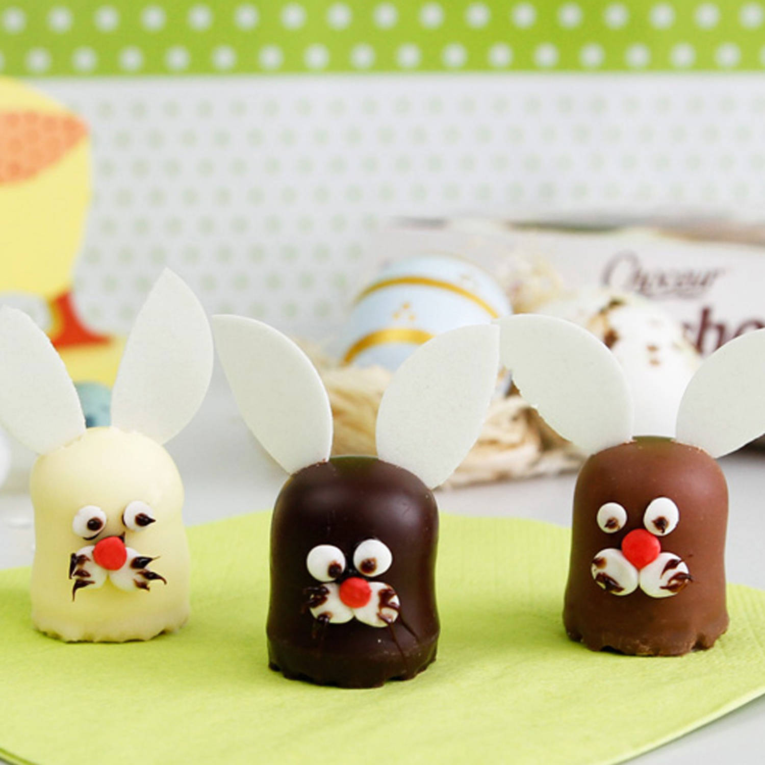 Serviervorschlag: Mini-Osterhasen aus Schokoküssen