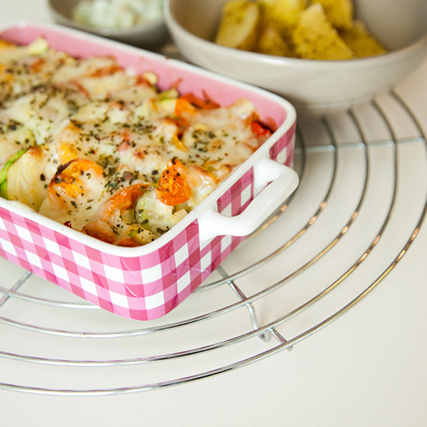 Serviervorschlag: Überbackenes Gemüse mit Ofenkartoffeln und Avocado-Joghurt Dip