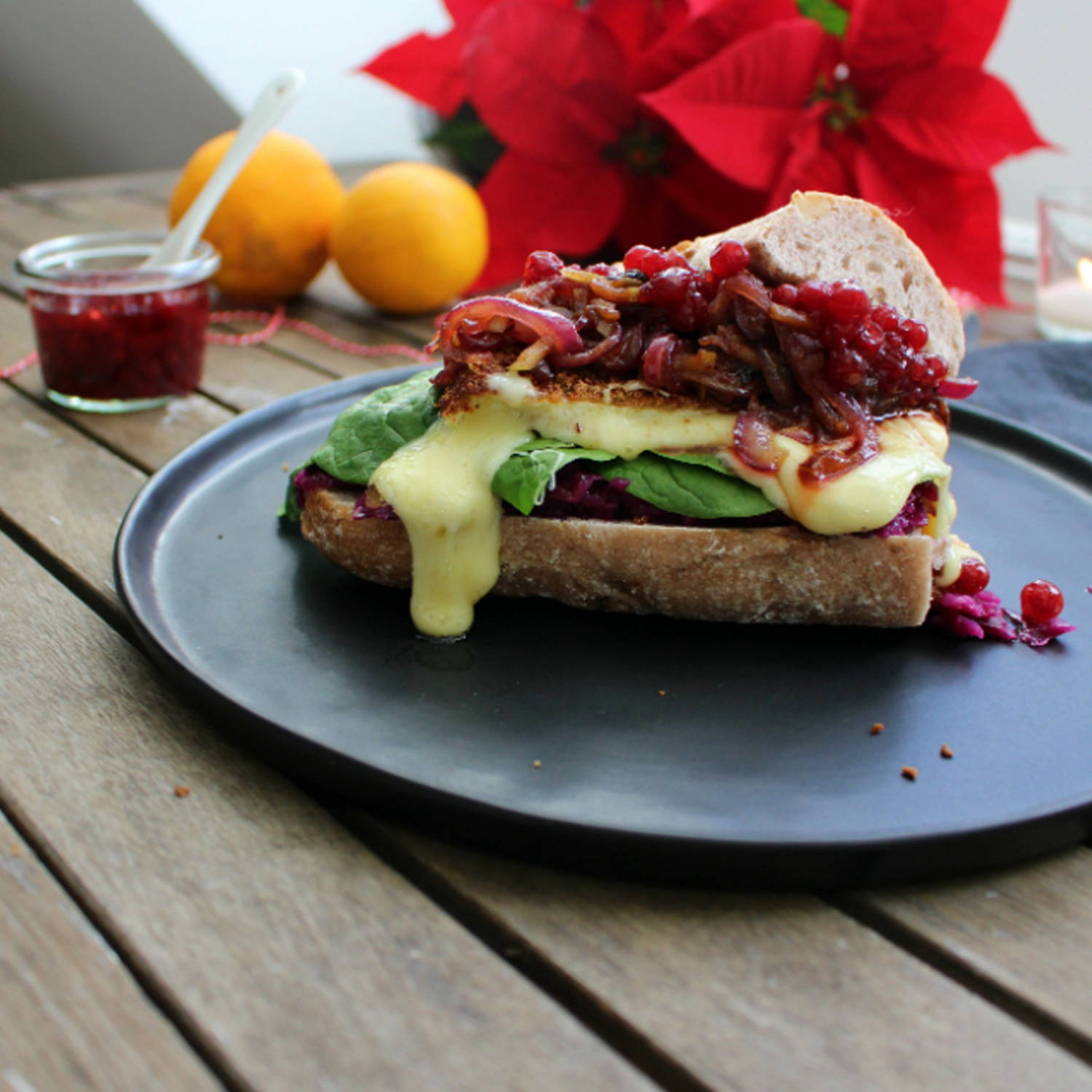 Serviervorschlag: Weihnachts-Burger mit gebackenem Camembert