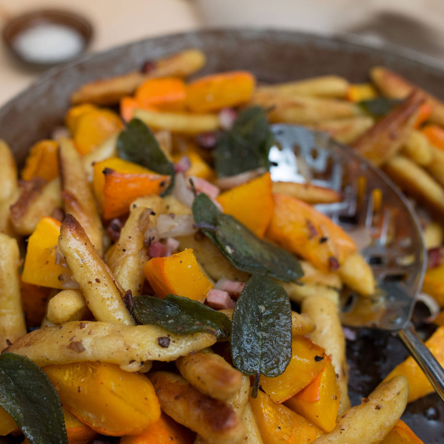 Serviervorschlag: Schupfnudeln mit Kürbis, Speck und Zwiebel