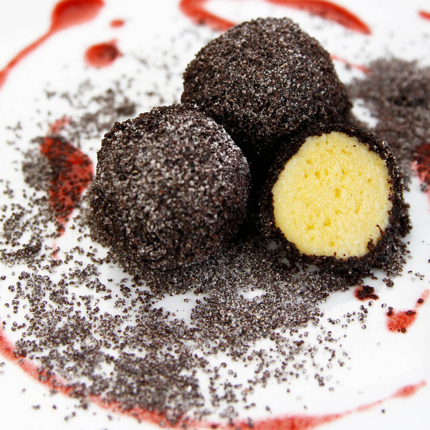 Serviervorschlag: Erdäpfel-Mohnknödel mit Zwetschkenröster