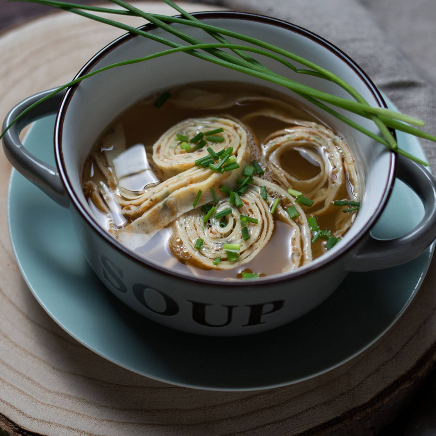 Serviervorschlag: Rindsuppe mit Kräuterfrittaten