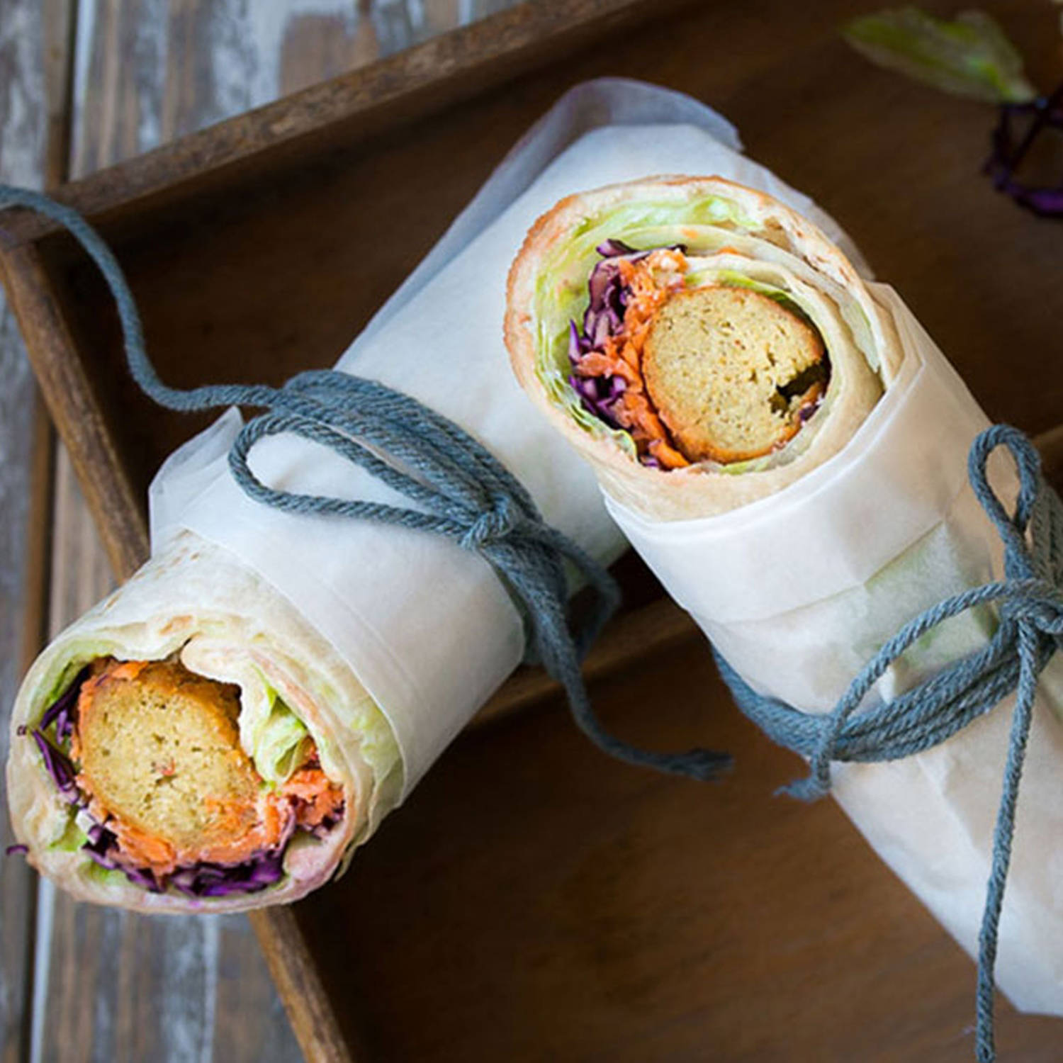 Serviervorschlag: Wrap gefüllt mit Falafel und Hummus