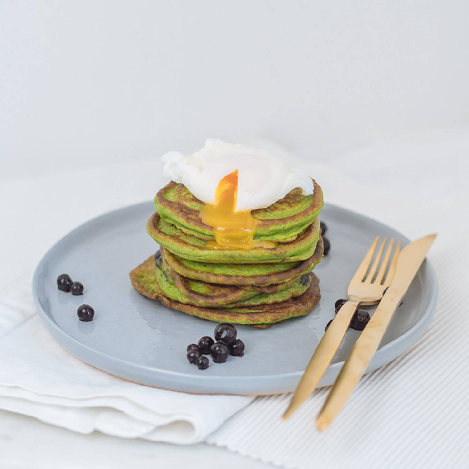 Serviervorschlag: Avocado Pancakes mit Heidelbeeren und pochiertem Ei