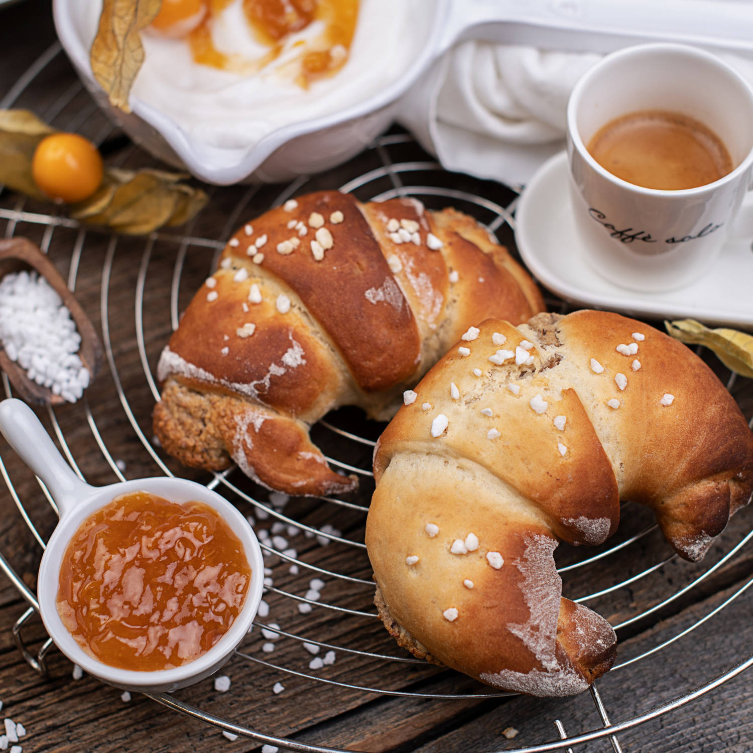 Serviervorschlag: Frühstücks-Nusskipferl ohne Zucker