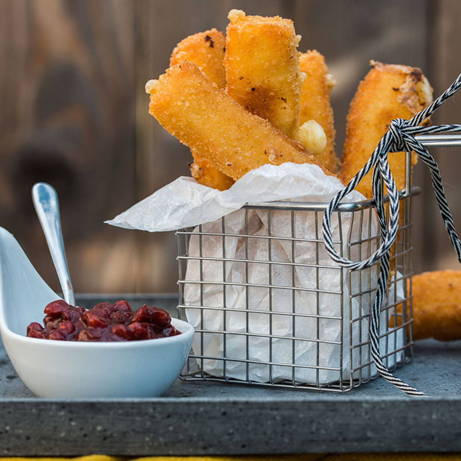Serviervorschlag: Gebackene Emmentaler Sticks mit Preiselbeeren