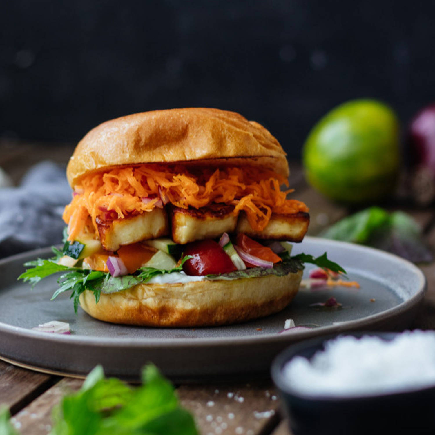 Grillkäse Burger mit Karottensalat