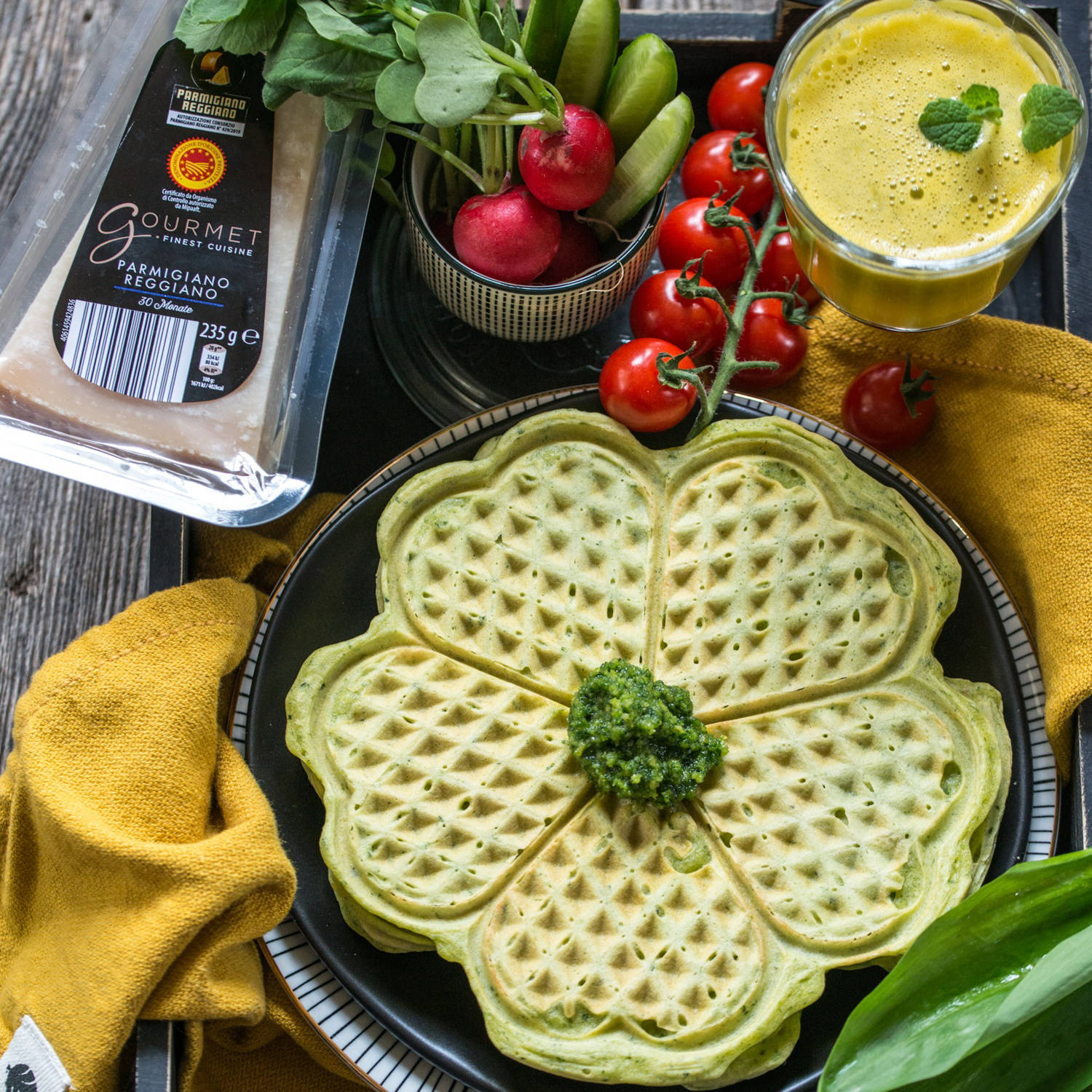 Serviervorschlag: Käse-Bärlauchwaffeln