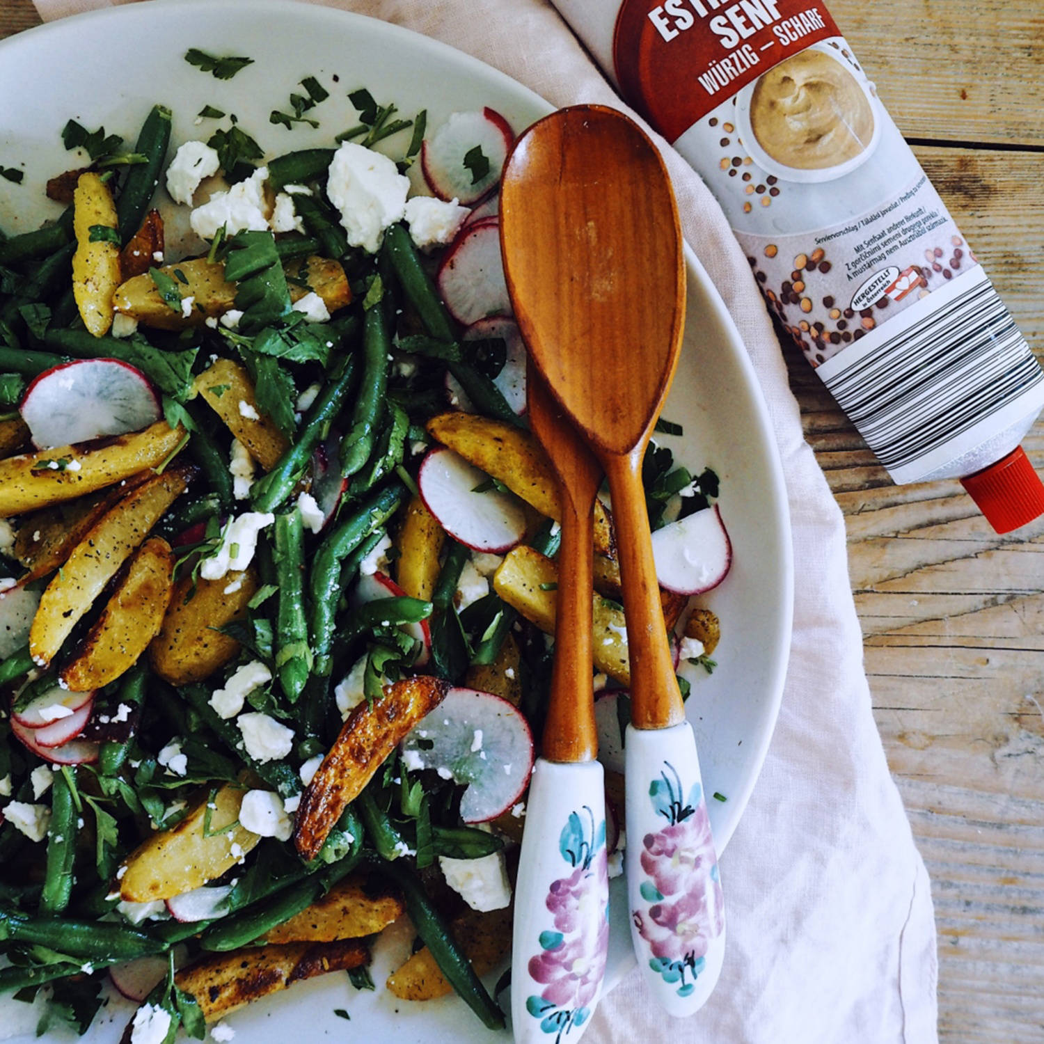 Serviervorschlag: lauwarmer Fisolen-Kartoffelsalat mit Feta