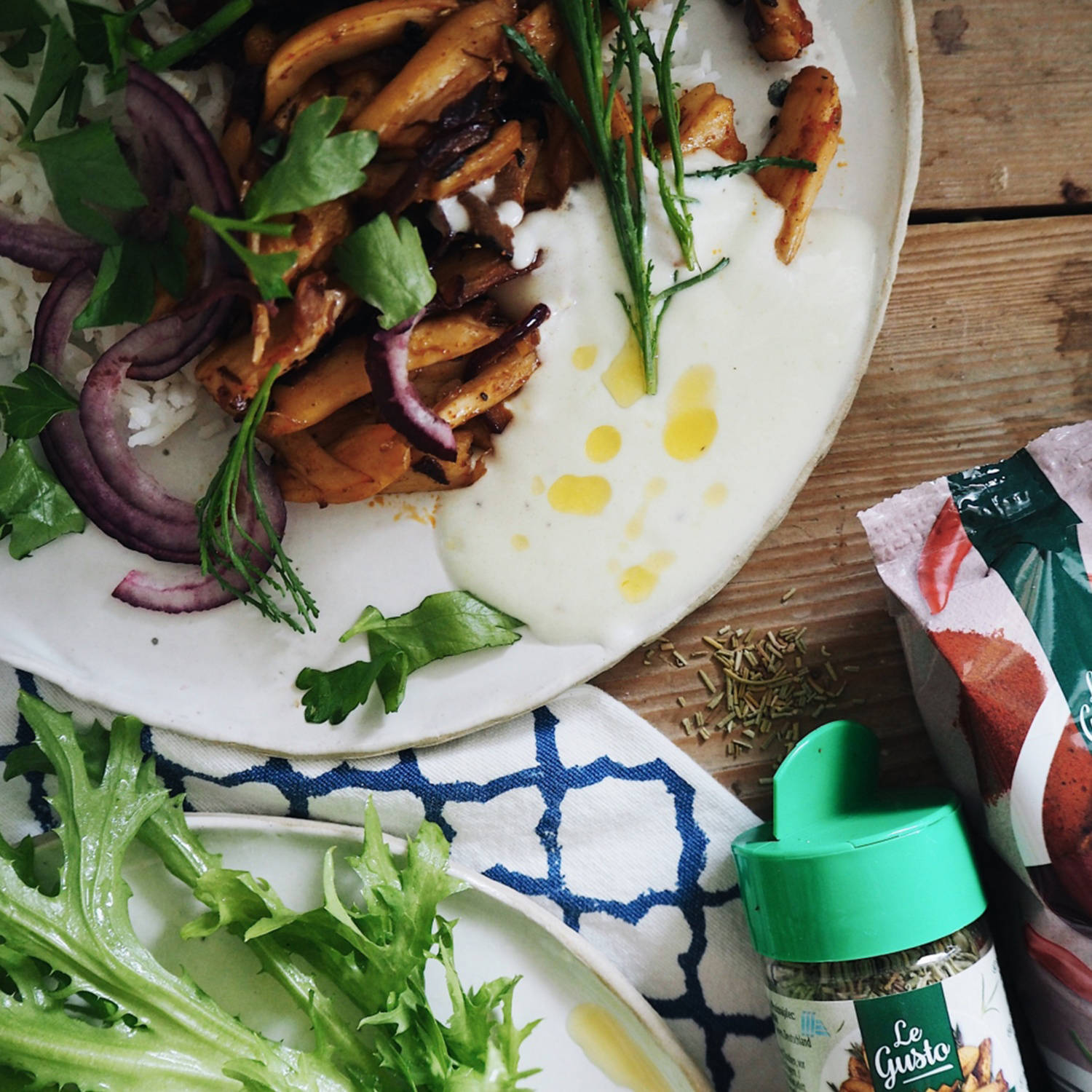 Serviervorschlag: veganes Gyros aus Kräuterseitlingen mit Zitronen-Knoblauch-Sauce