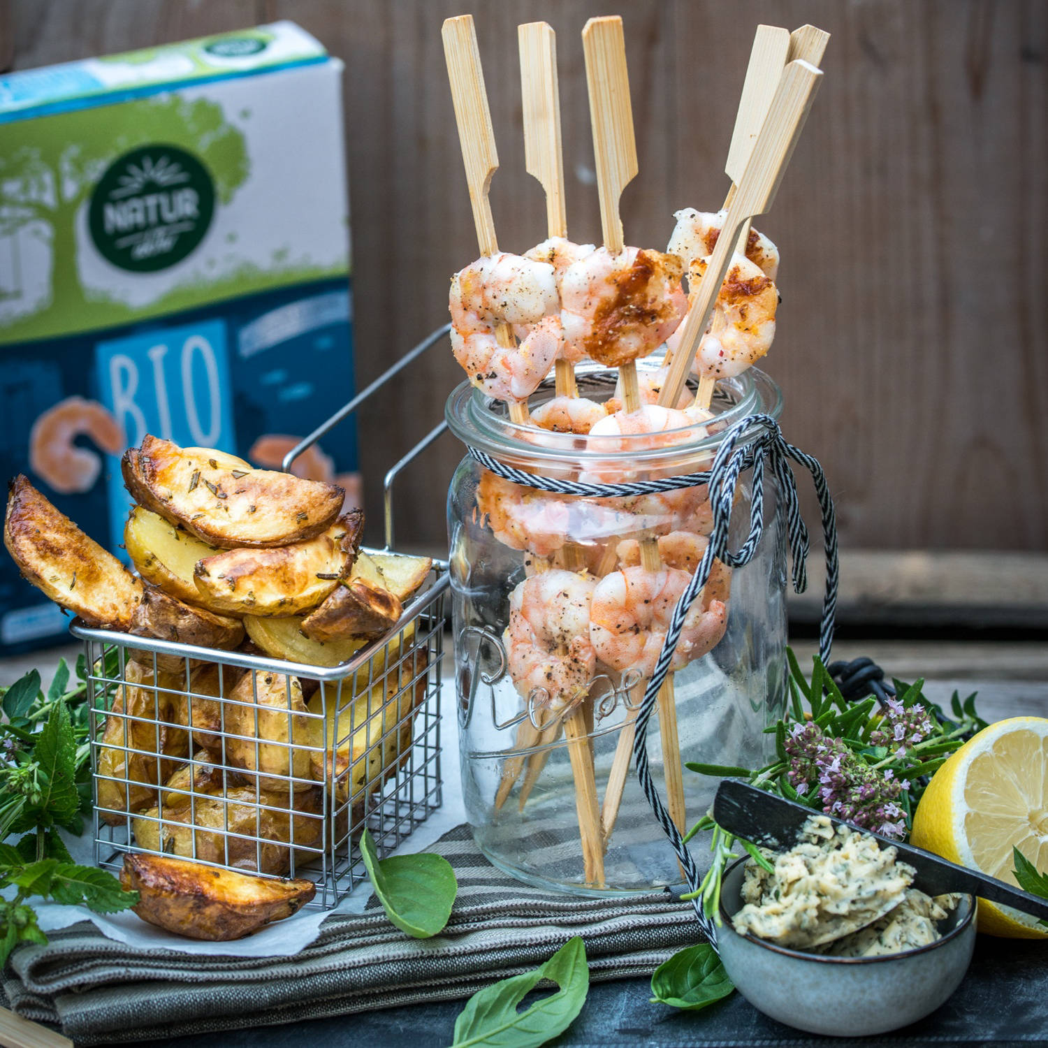 Serviervorschlag: Garnelenspieße mit Bratkartoffel und Kräuterbutter