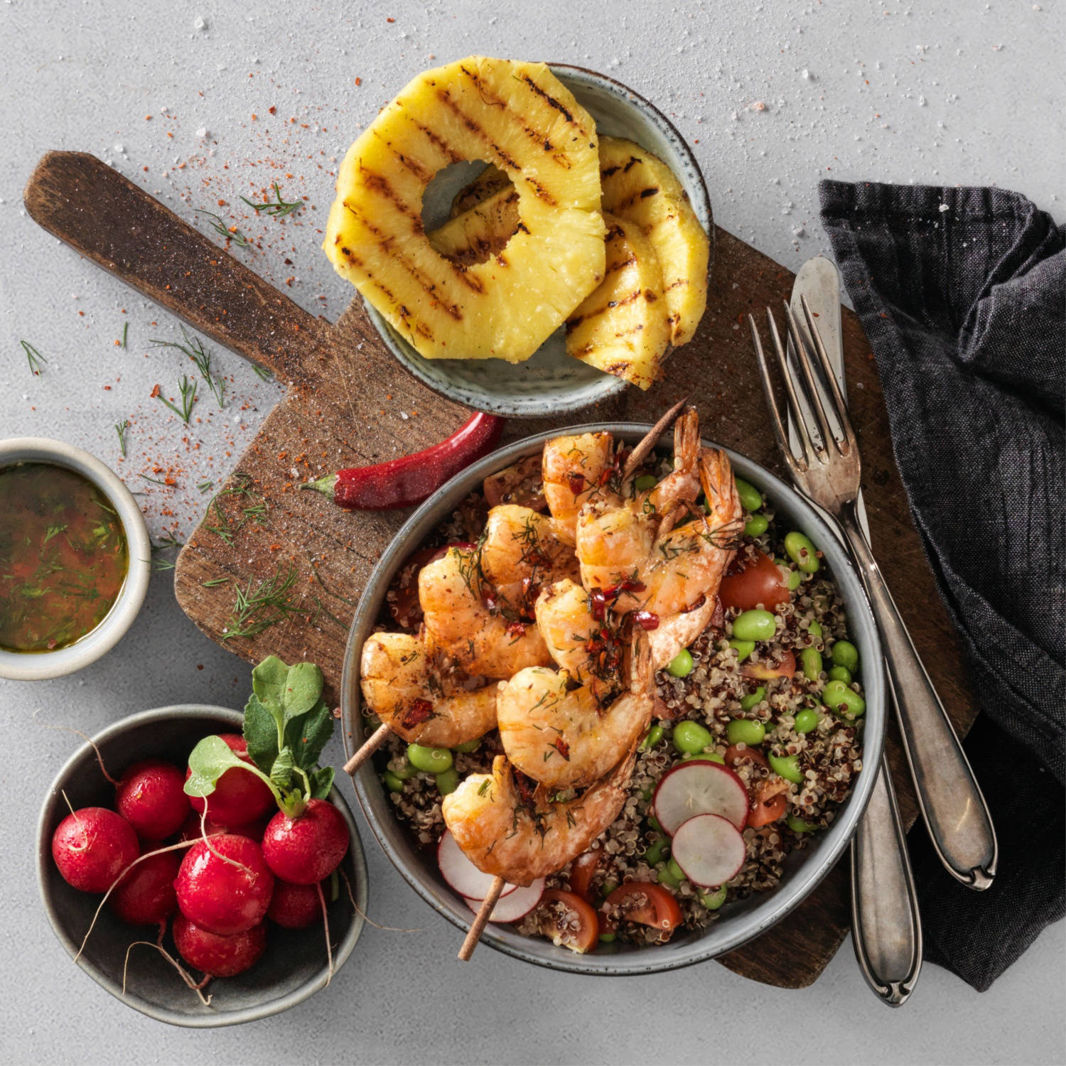 Serviervorschlag: Chili-Crevetten mit grillierter Ananas und Quinoabowl
