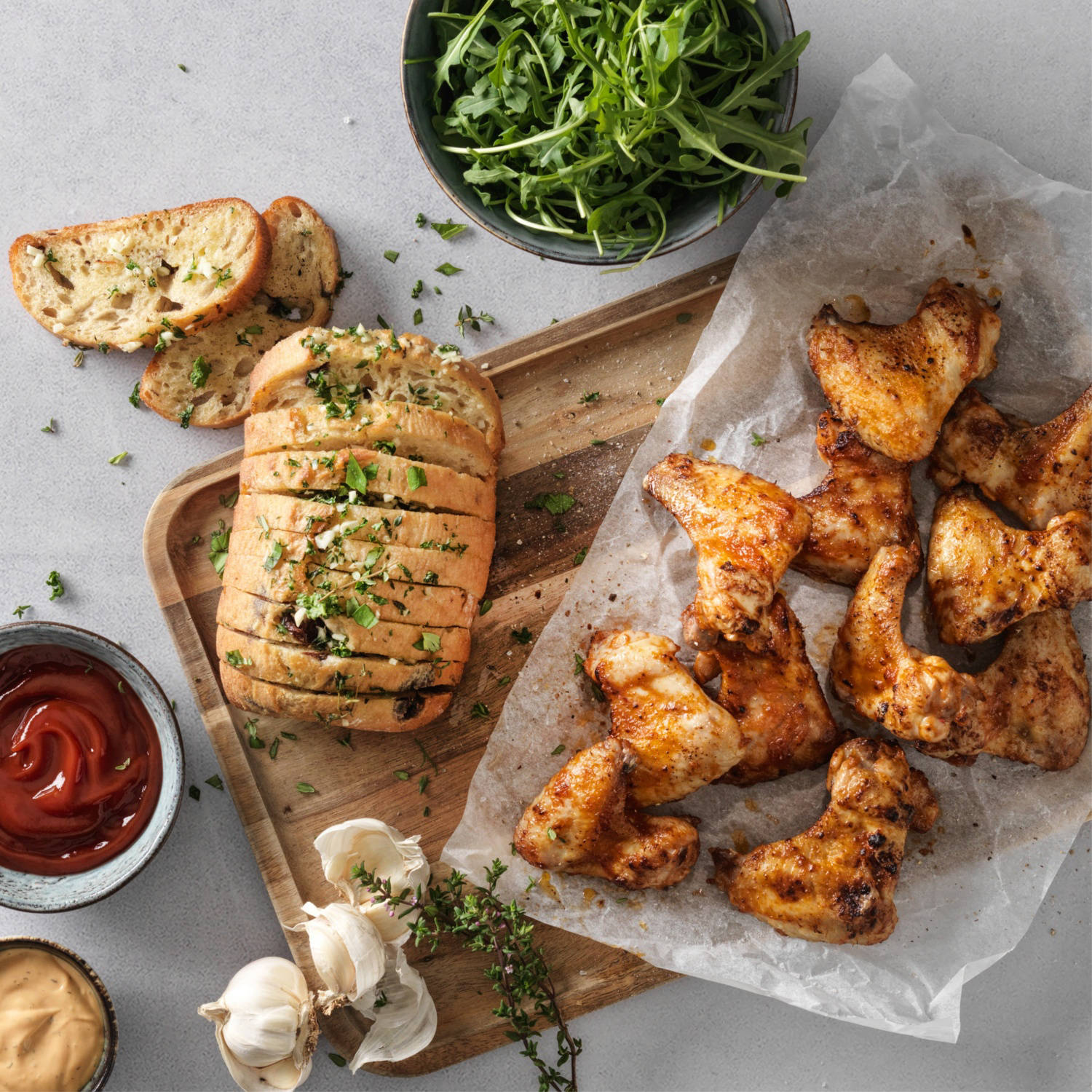 Serviervorschlag: Pouletflügeli mit Knoblibrot vom Grill