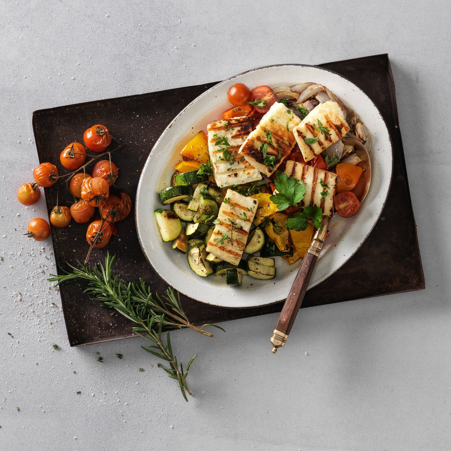 Serviervorschlag: Grillgemüse mit Halloumi