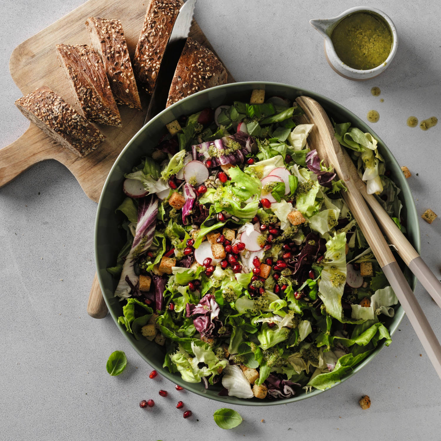 Serviervorschlag: Blattsalat mit Kräuterdressing und Croûtons