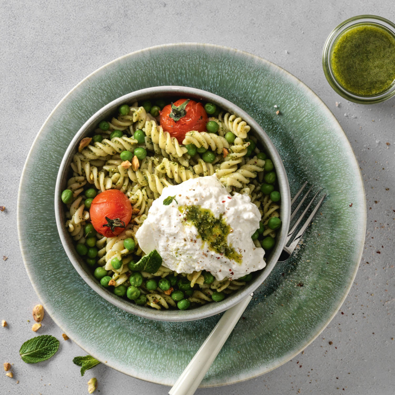 Serviervorschlag: Fusilli mit Minzpesto, Cherrytomaten und Burrata