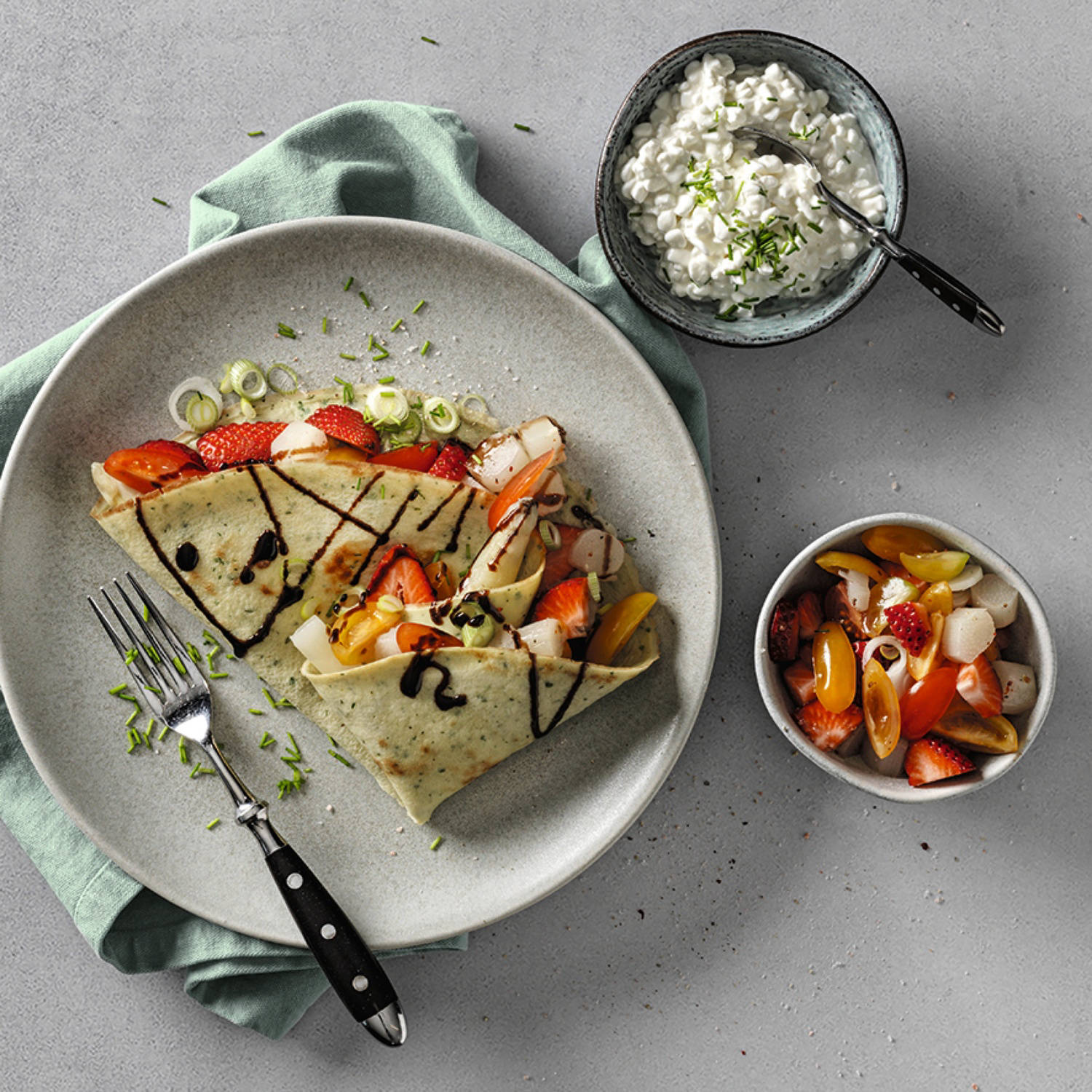 Serviervorschlag: Kräuteromelett mit Spargel-Erdbeer-Füllung und Balsamico