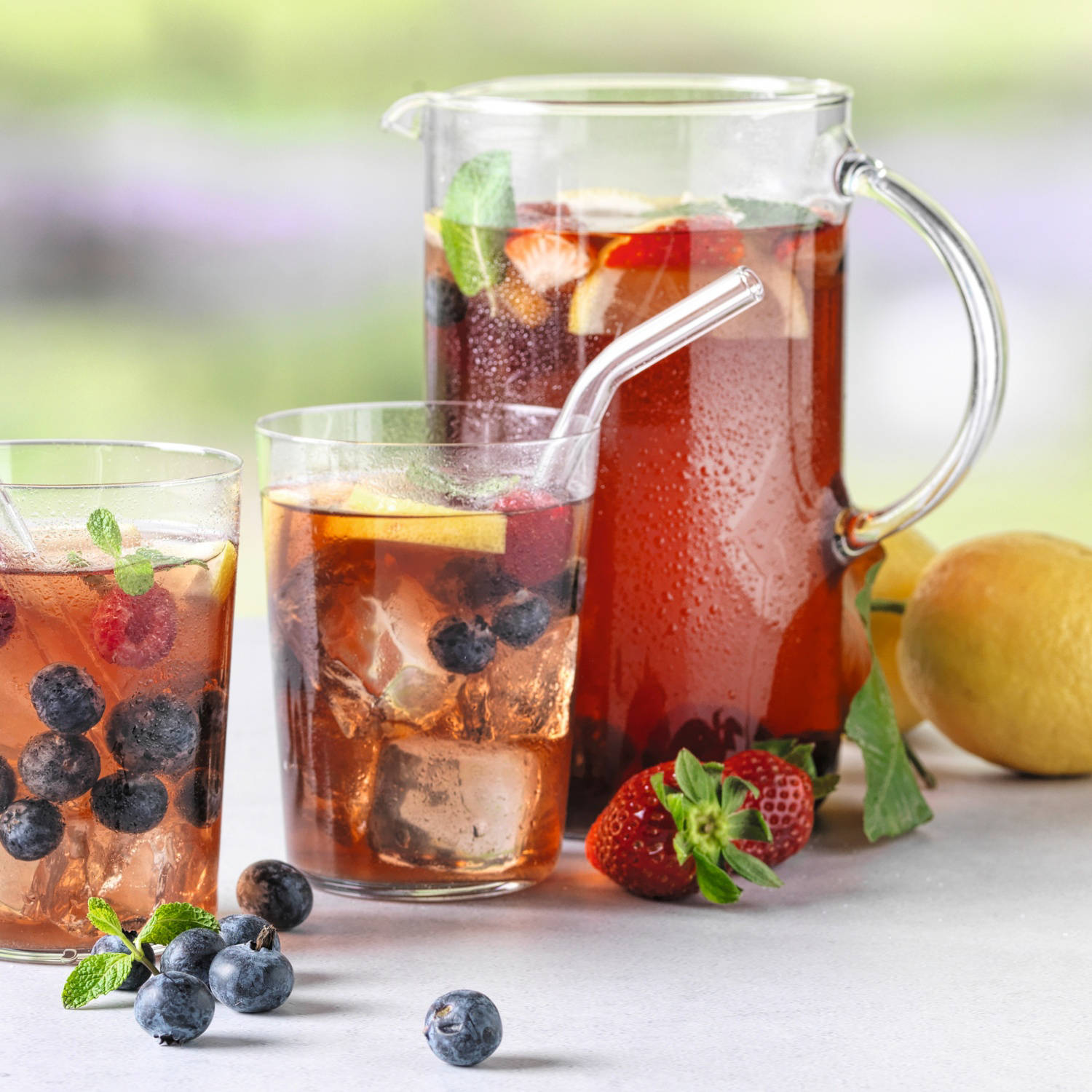 Serviervorschlag: Selbstgemachter Waldbeeren-Eistee mit Minze