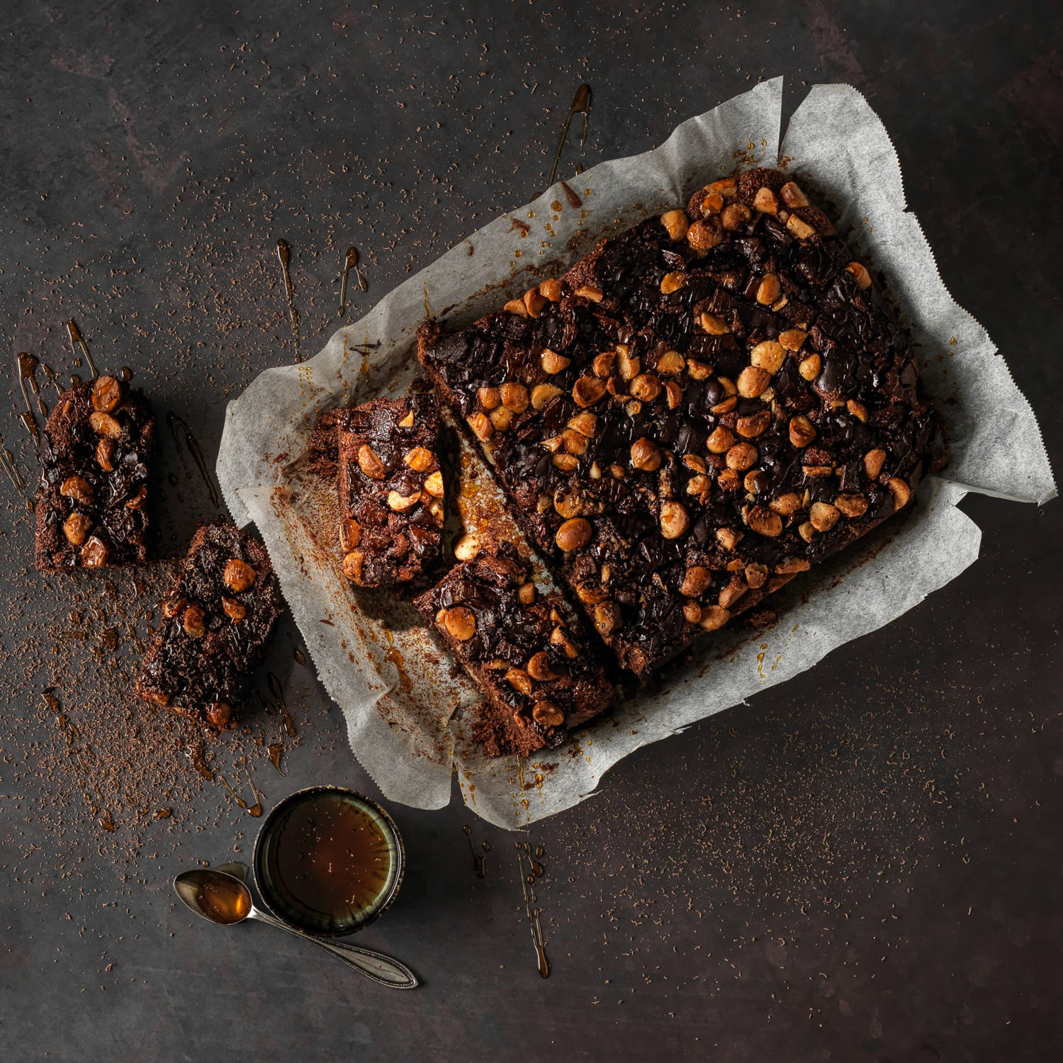 Serviervorschlag: Brownies mit gesalzenen Macadamianüssen