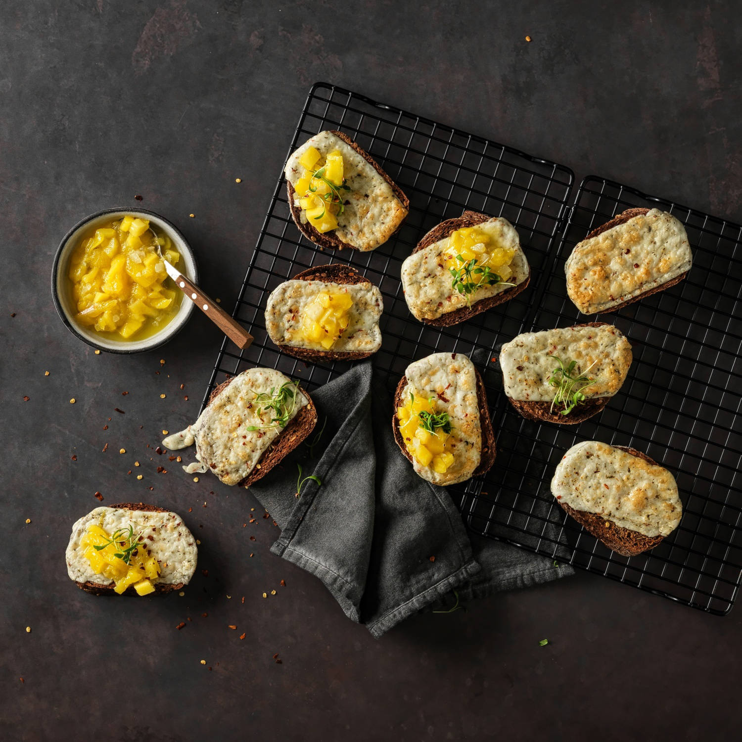 Serviervorschlag: Ziegenkäse-Crostini mit Mango