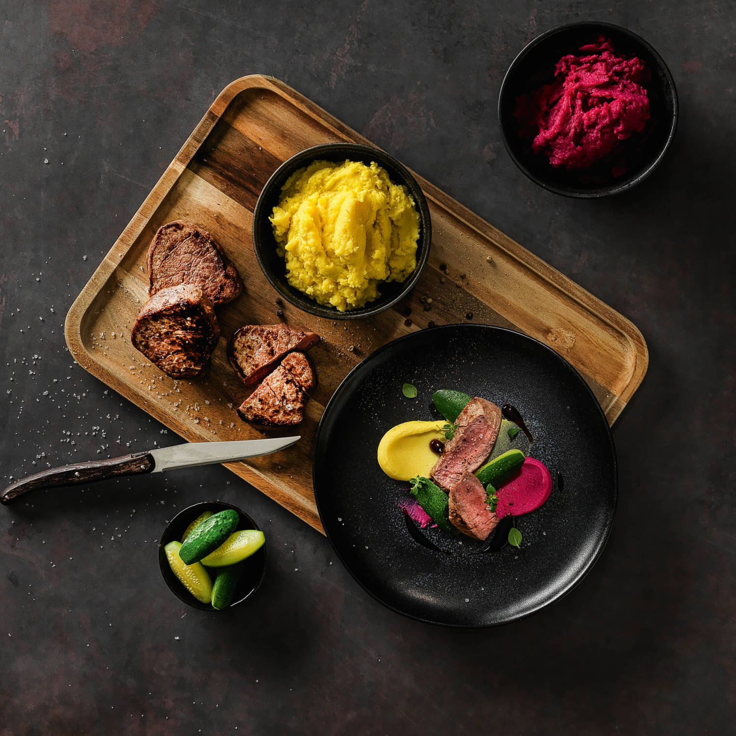 Serviervorschlag: Rindsfilet mit zweifarbigem Kartoffelstock und Zucchetti