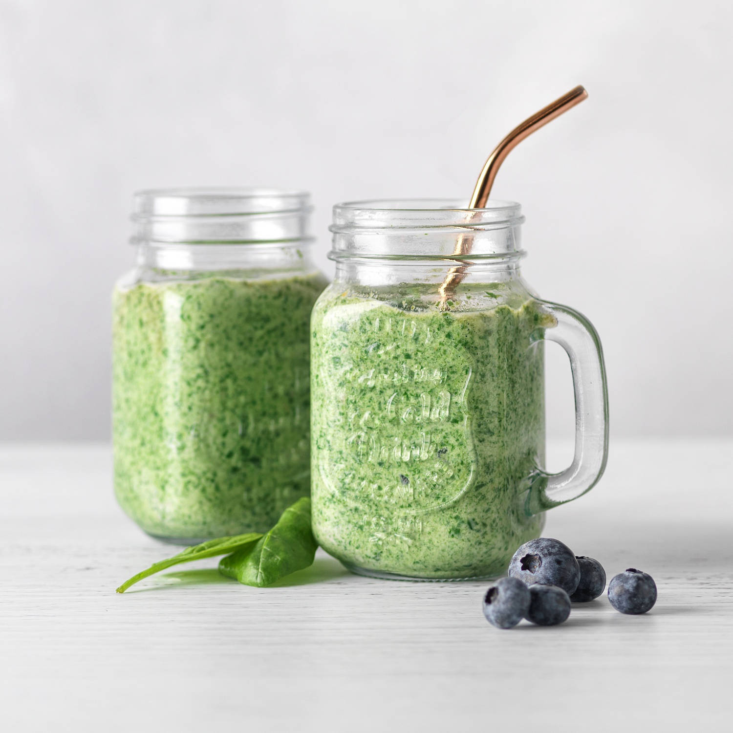 Serviervorschlag: Cremiger Früchtemix-Smoothie mit Protein Joghurt und Spinat