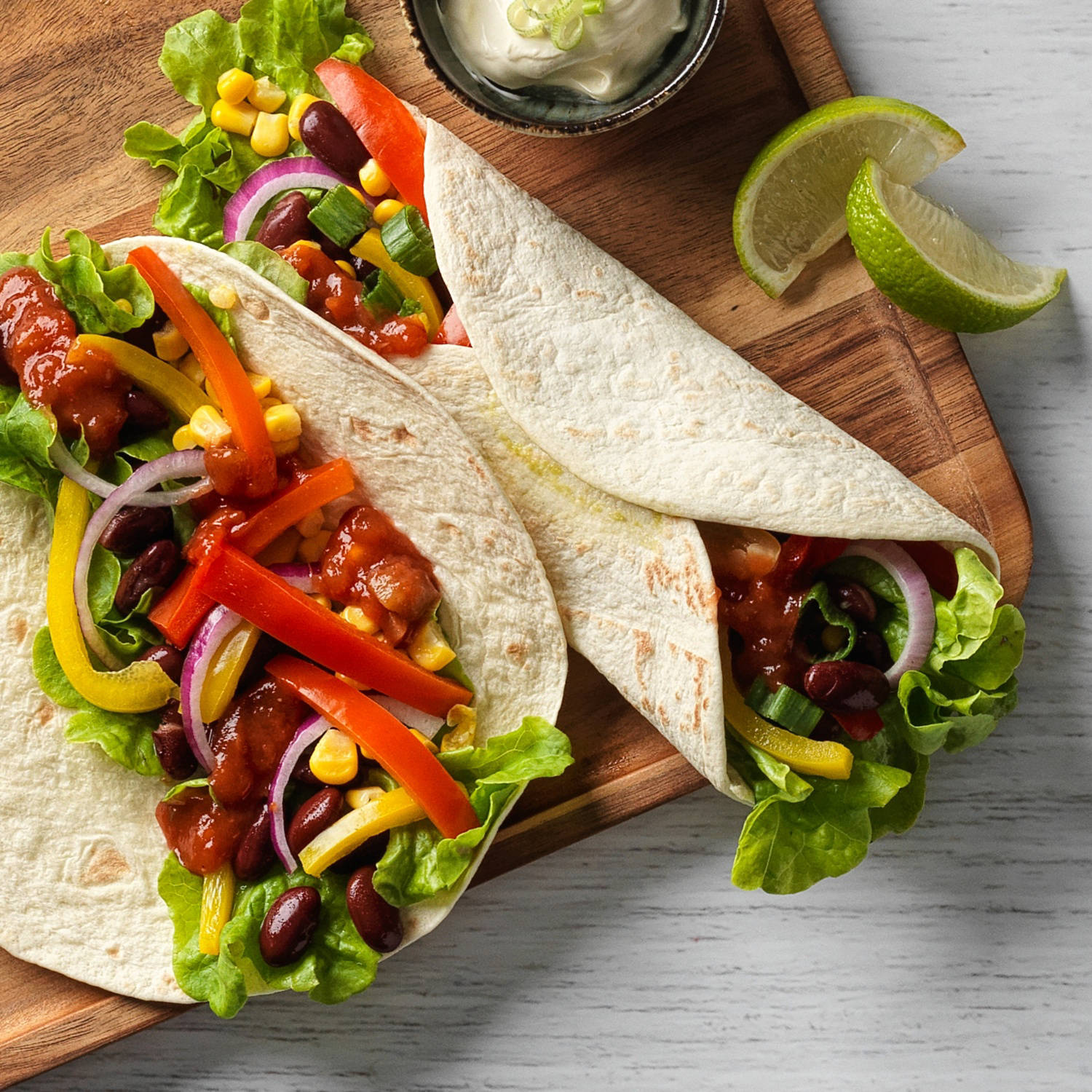 Serviervorschlag: Kunterbunte Wraps mit Pouletfiletspitzen und frischem Gemüse