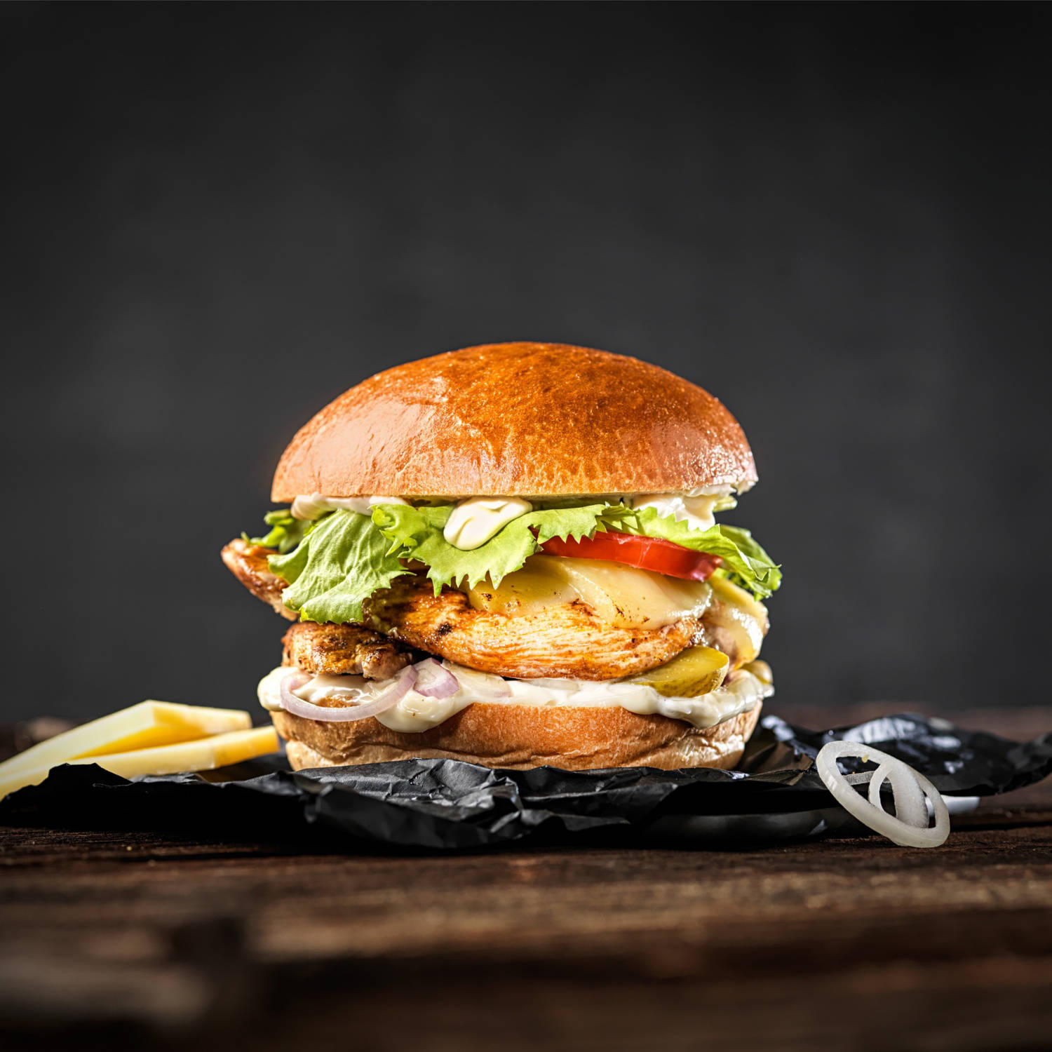 Serviervorschlag: Poulet-Raclette-Cheeseburger