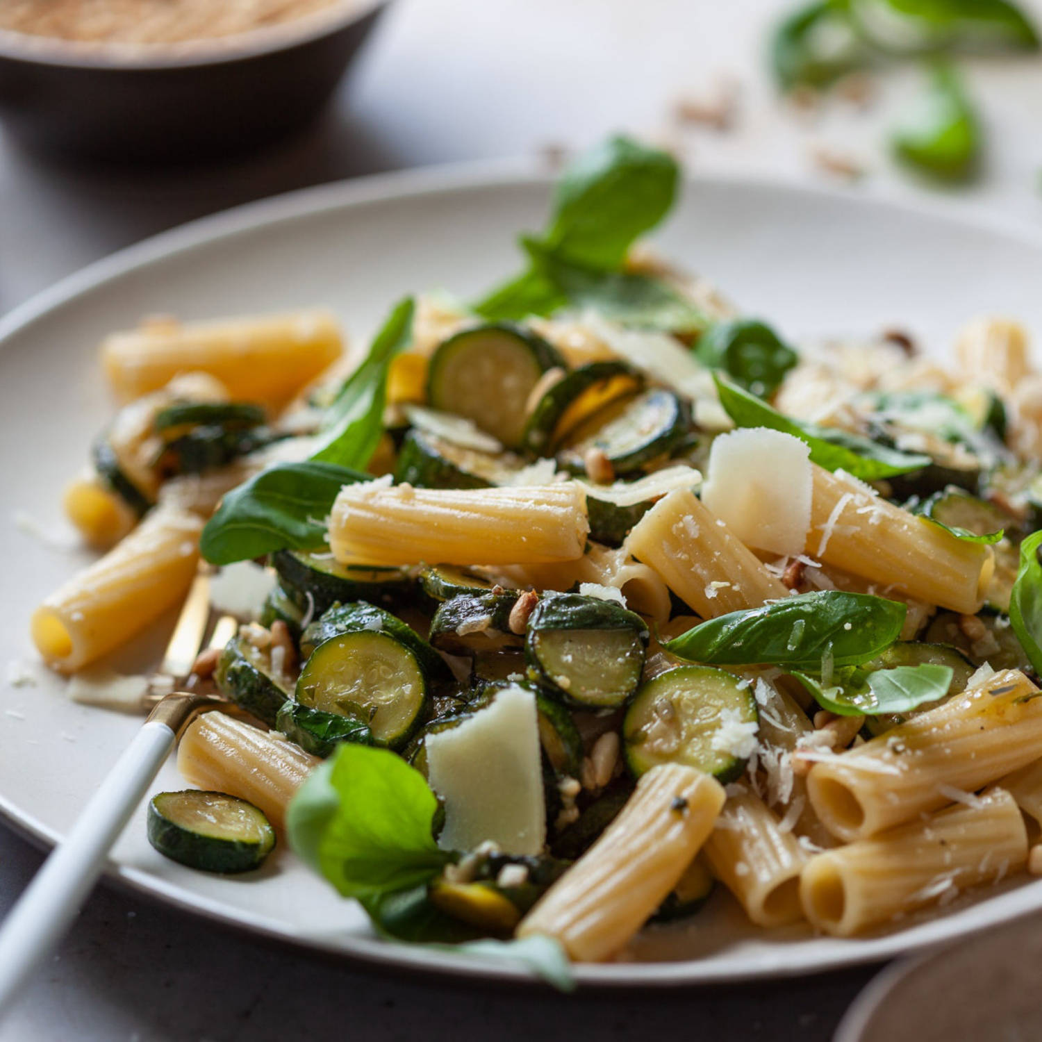 Serviervorschlag: Sommerliche Zucchini-Pasta