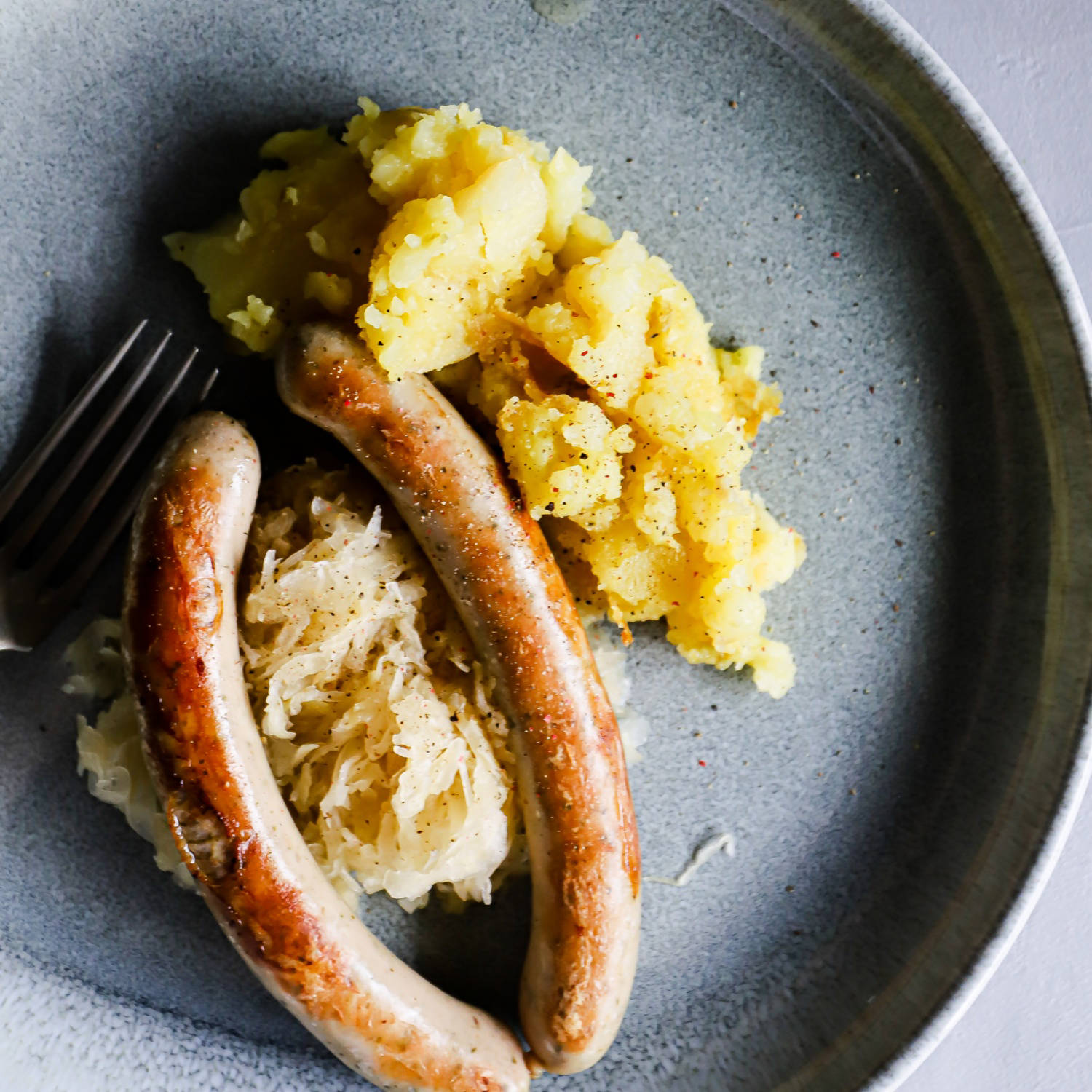 Bratwürstel mit Sauerkraut und Kartoffelstampf