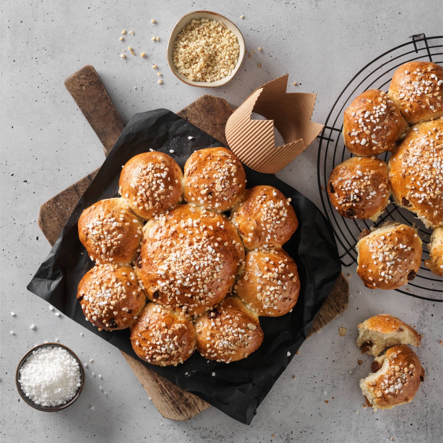 Serviervorschlag: Dreikönigskuchen mit Mandel als König