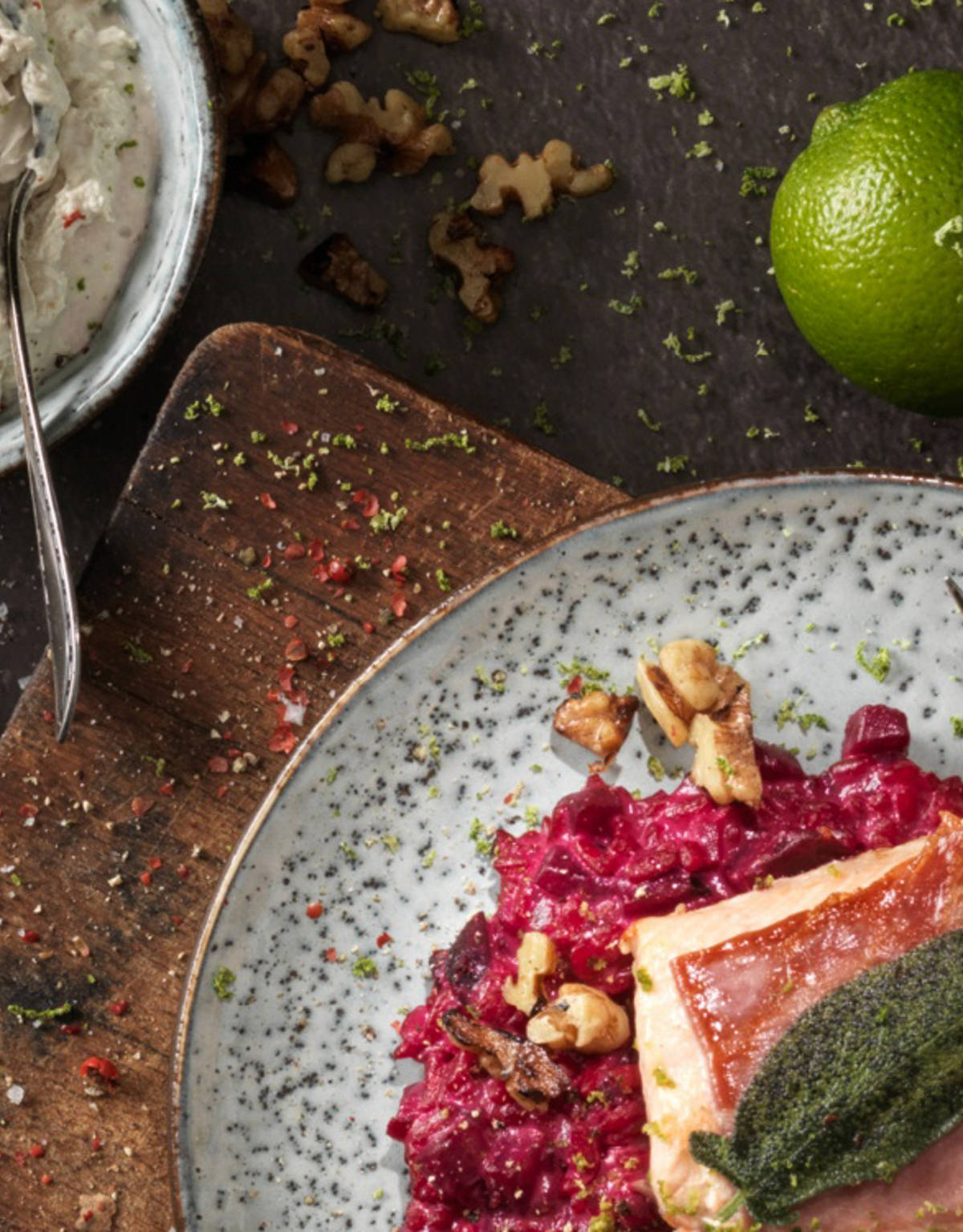 Risotto aux betteraves avec saltimbocca de saumon et fromage frais aux ...
