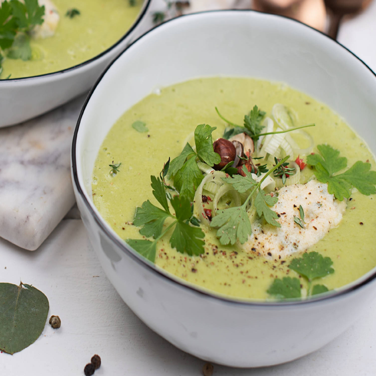 Serviervorschlag: Lauchsuppe mit Topfennockerl