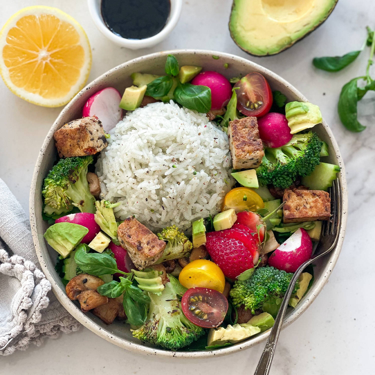 Serviervorschlag: Detox-Reis-Bowl mit Feigen-Balsamico-Dressing