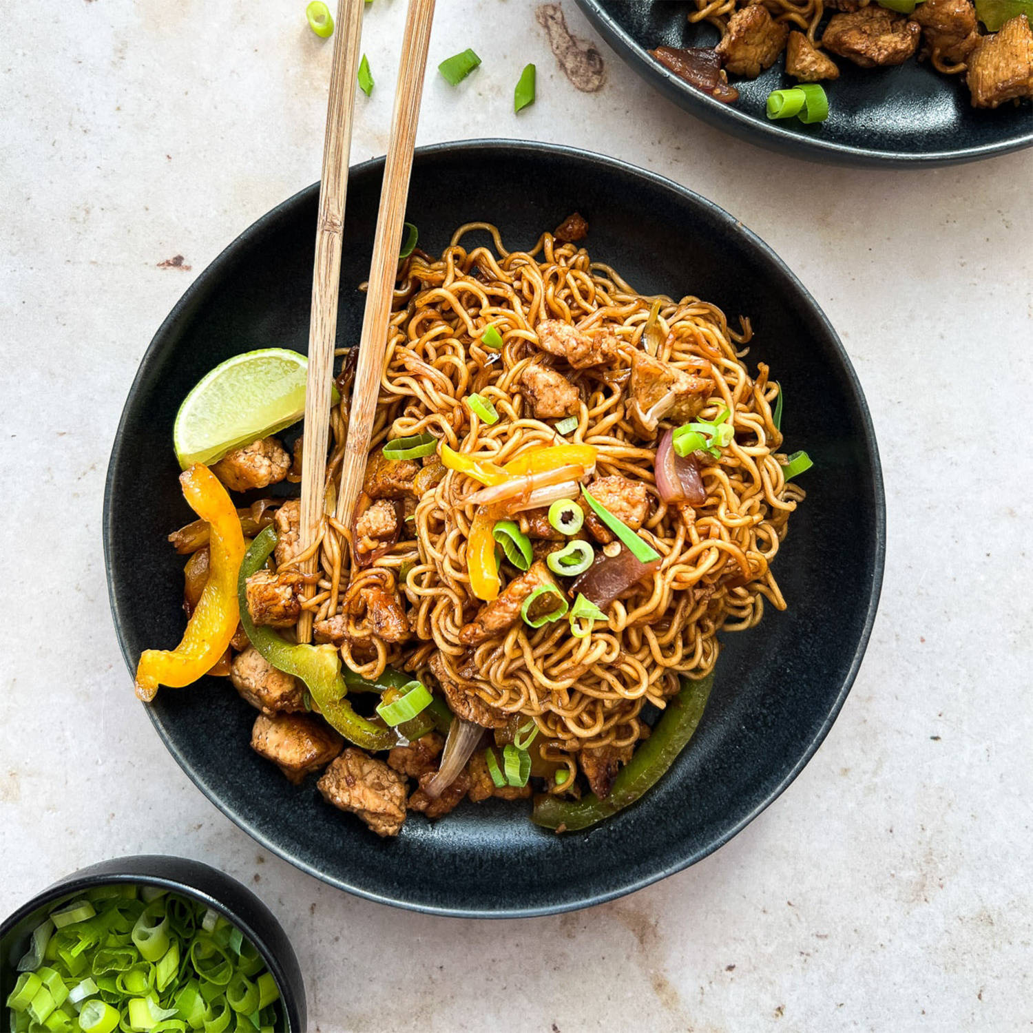 Serviervorschlag: Gebratene Nudeln mit Tofu