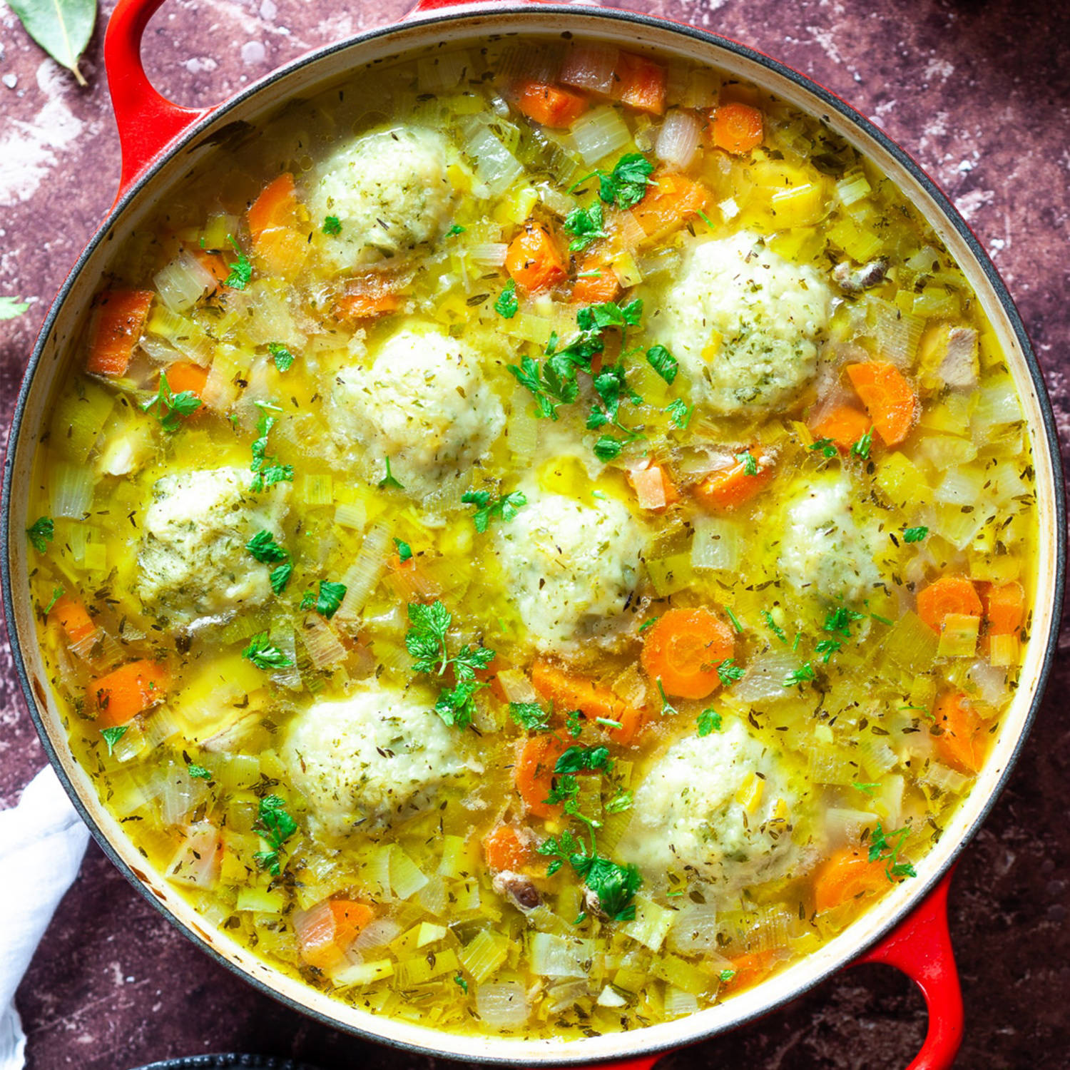Serviervorschlag: Hühnersuppe mit Knödeln