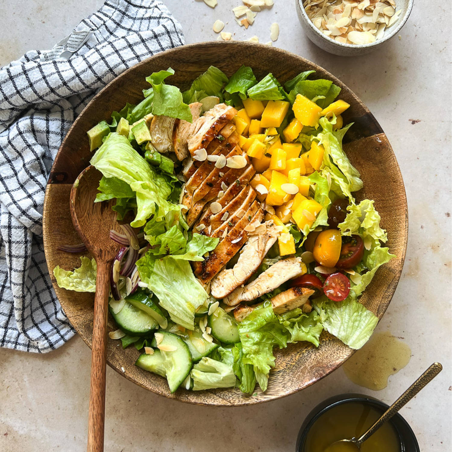Serviervorschlag: Knackiger Salat mit Hühnerbruststreifen, Mango und Avocado