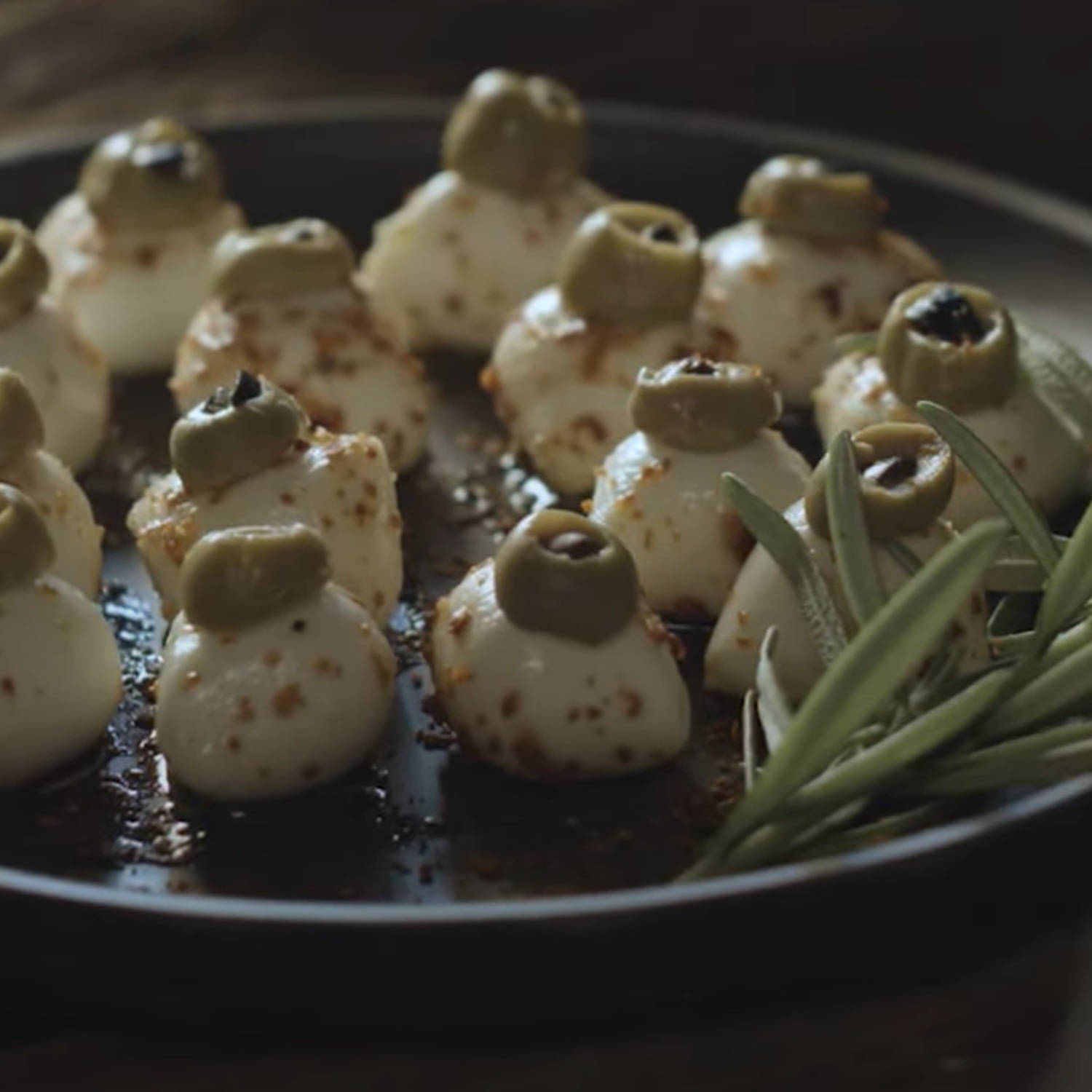 Serviervorschlag: Zombie-Augen aus Mozzarella