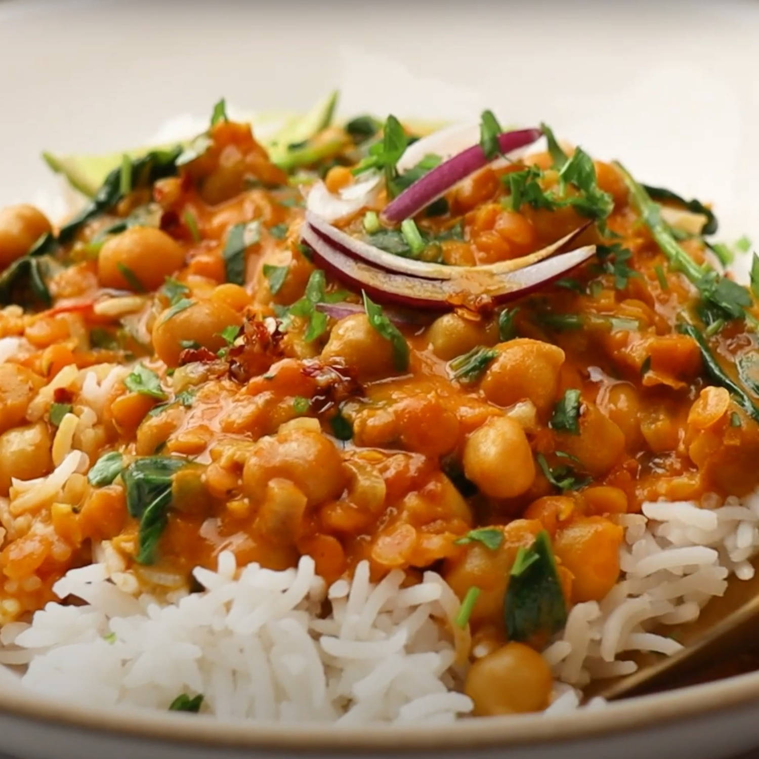Serviervorschlag: Veganes Kichererbsen-Linsen-Curry